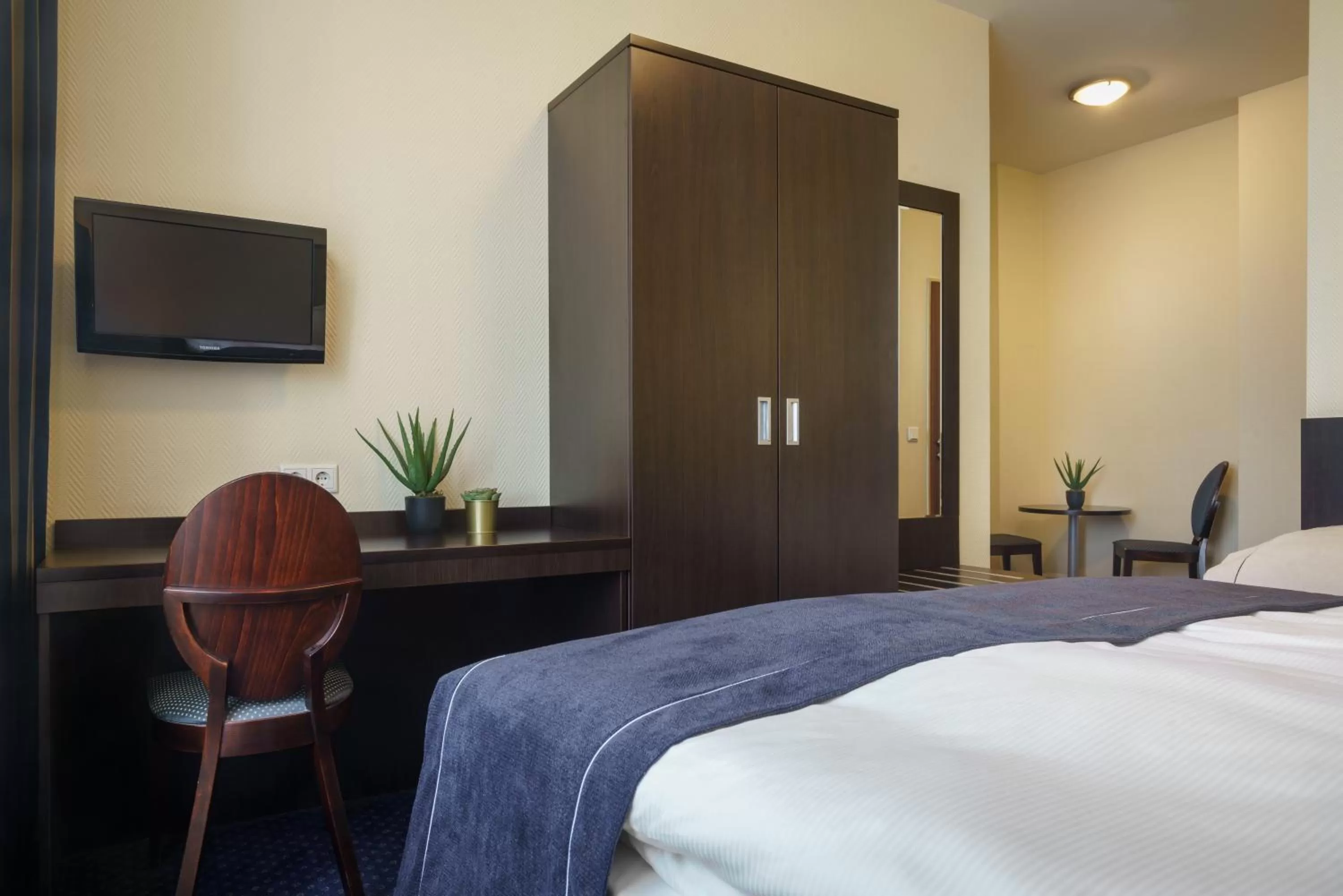 Photo of the whole room, Bed in Hotel Continental Hamburg Hauptbahnhof