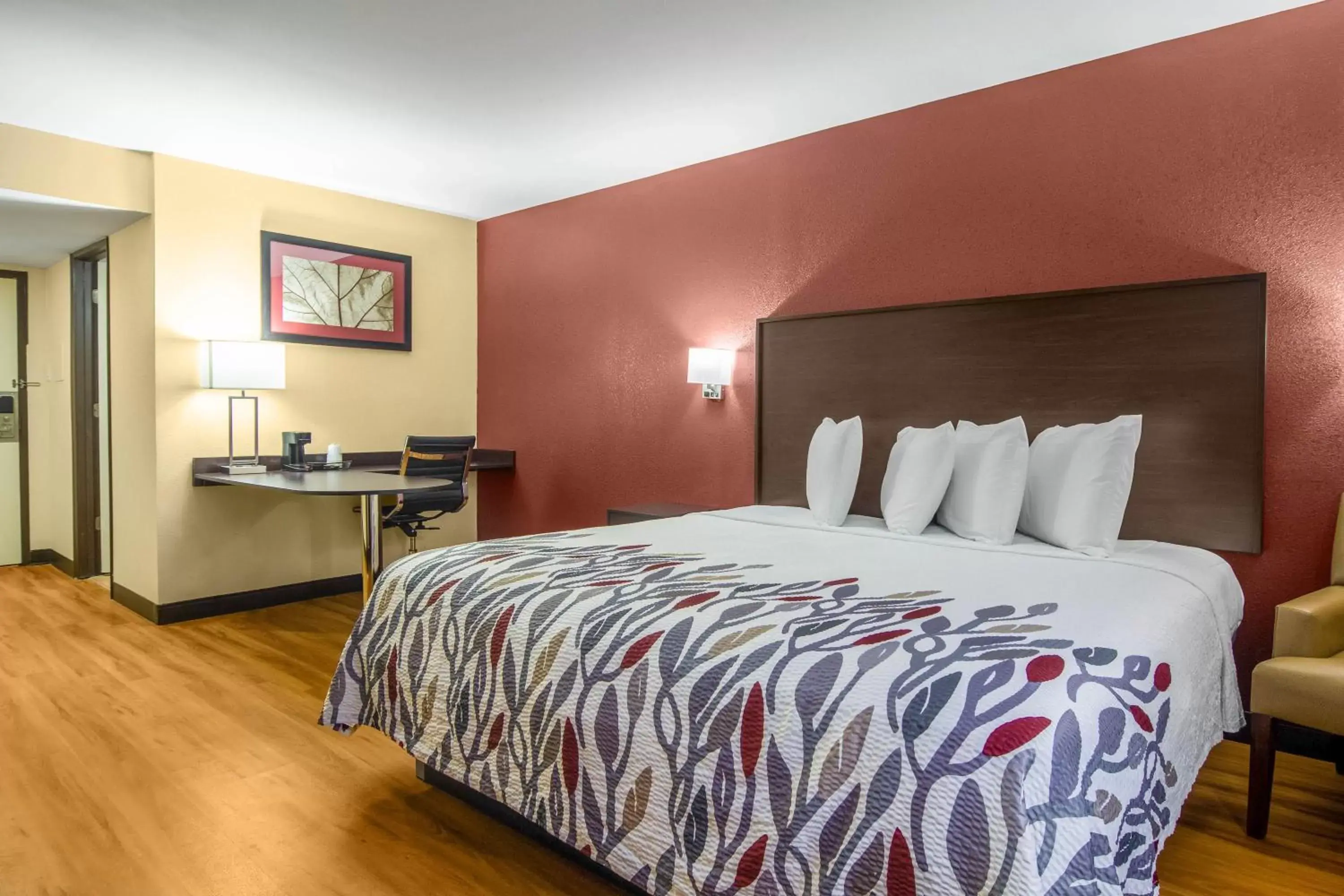 Superior King Room - Disability Access/Roll-In Shower Non-Smoking in Red Roof Inn Perrysburg Superior King Room - Disability Access/Roll-In Shower Non-Smoking in Red Roof Inn Perrysburg