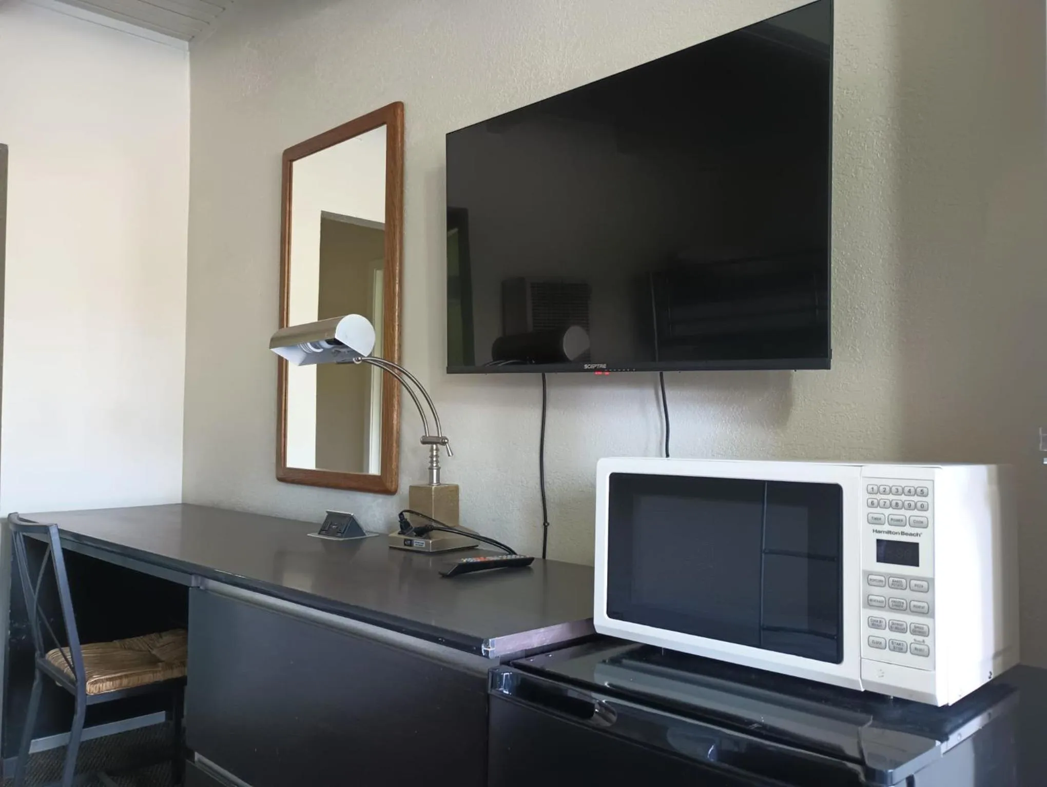 TV and multimedia in Cedar Inn & Suites