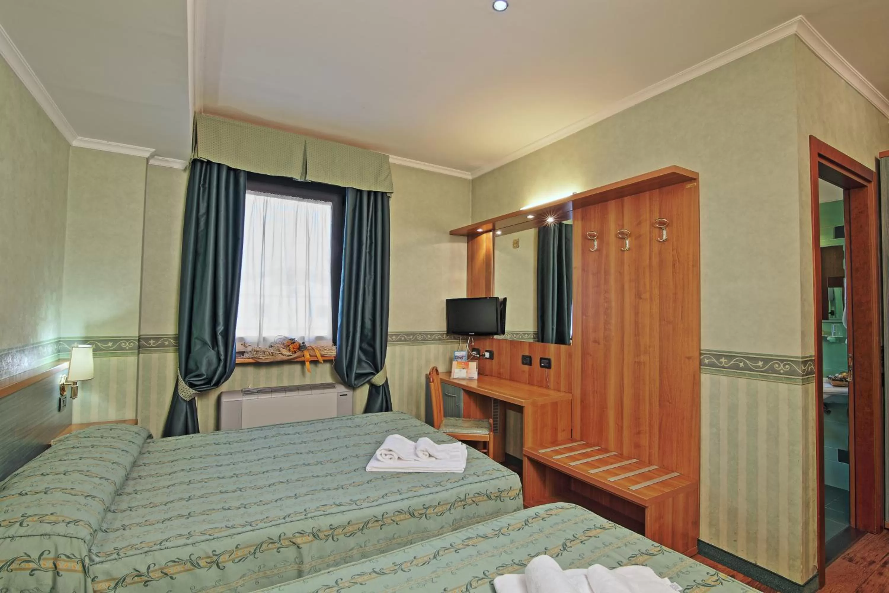 Classic Quadruple Room - single occupancy in Hotel Aurora