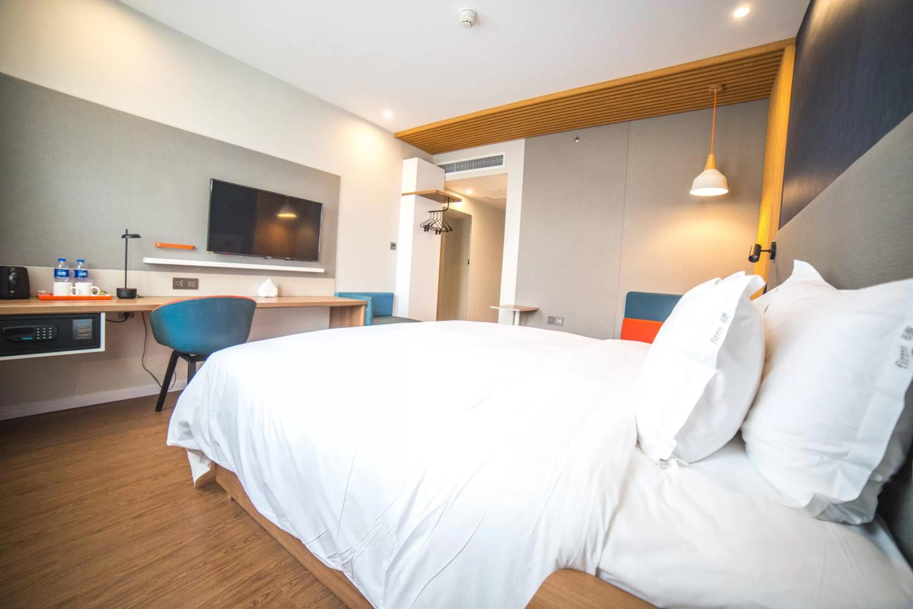 Photo of the whole room, Bed in Holiday Inn Express Nanjing Xuanwu Lake by IHG