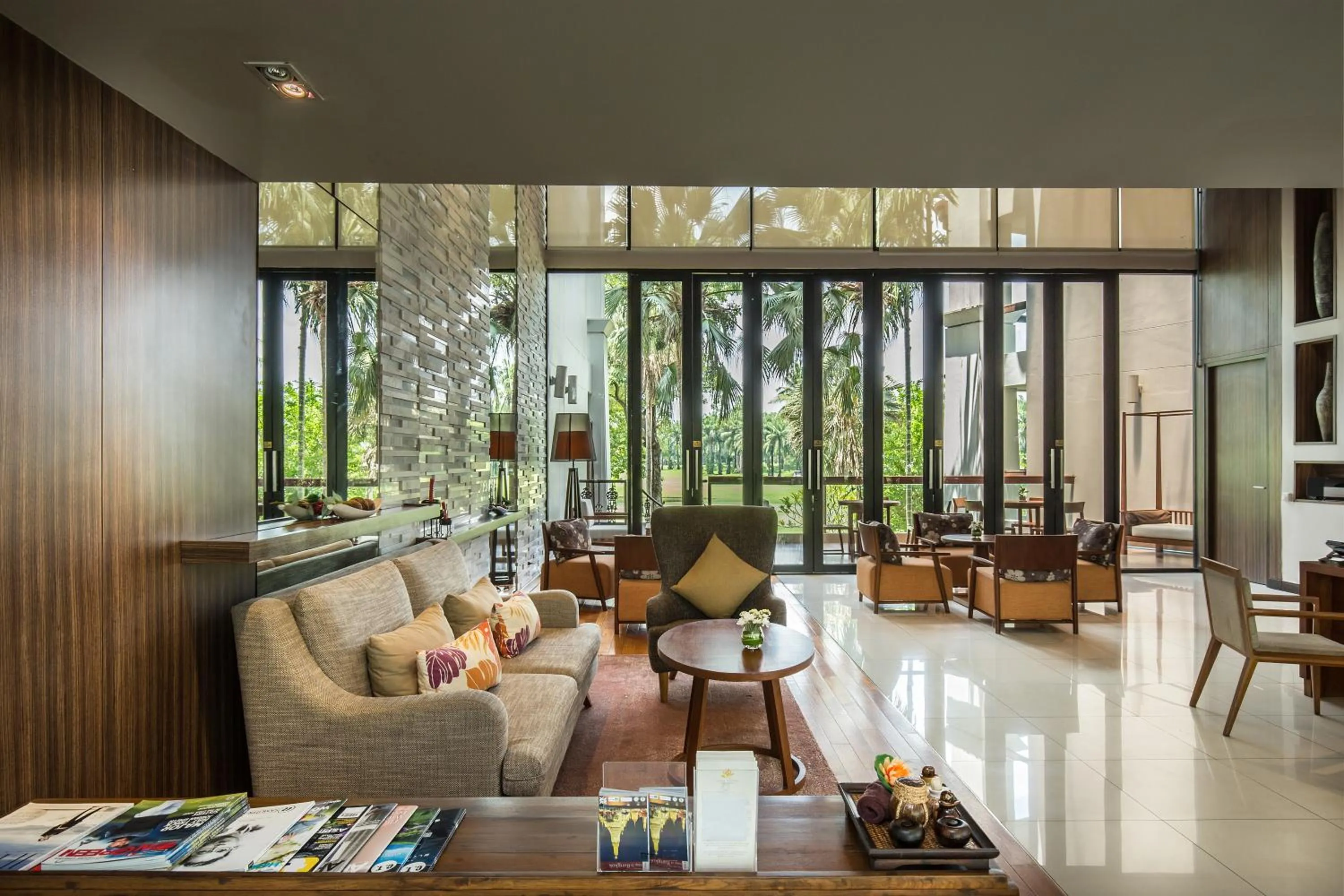 Lobby or reception in Summit Windmill Golf Suite Hotel at Suvarnabhumi