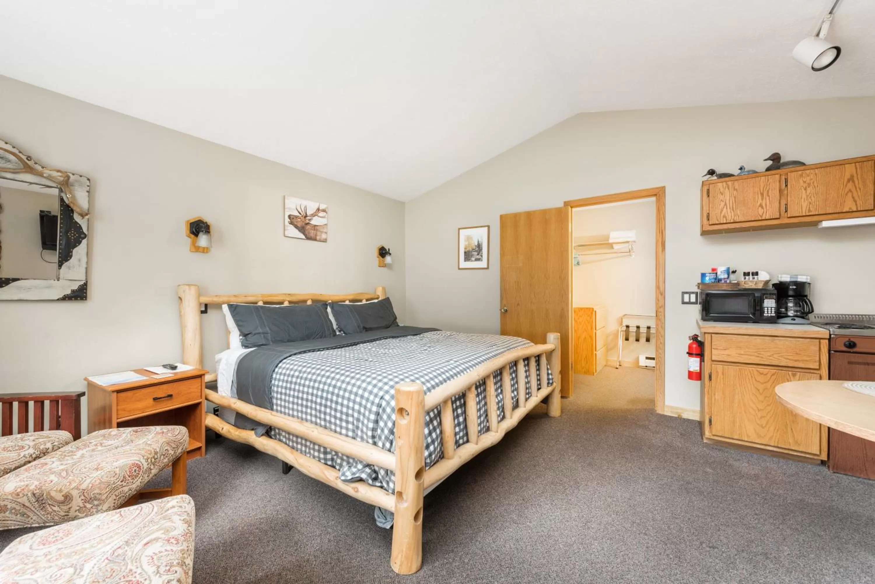 Bedroom, Bed in 4 Seasons Inn on Fall River