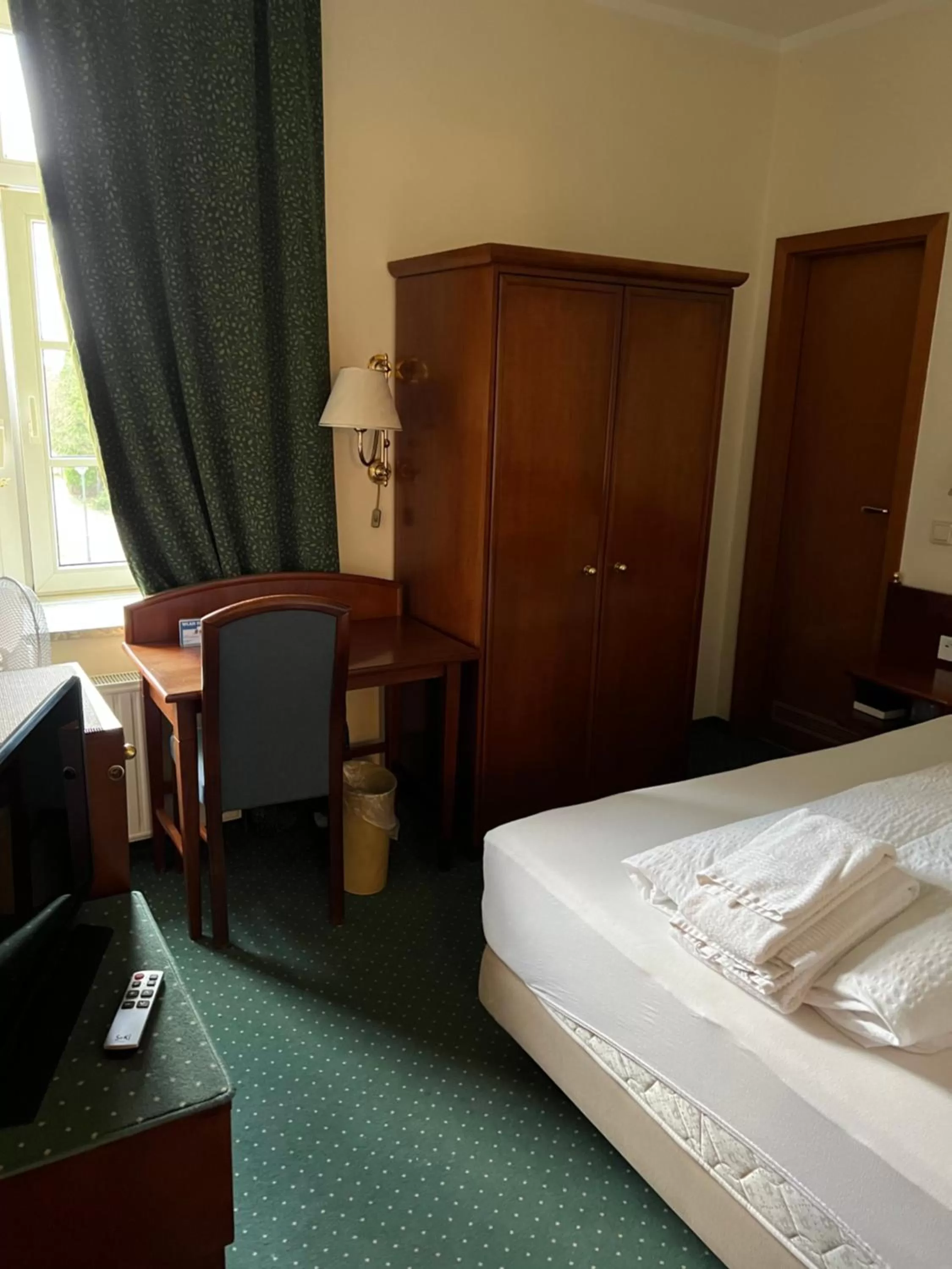 Photo of the whole room, Bed in Hotel am Schloss - Frankfurt an der Oder