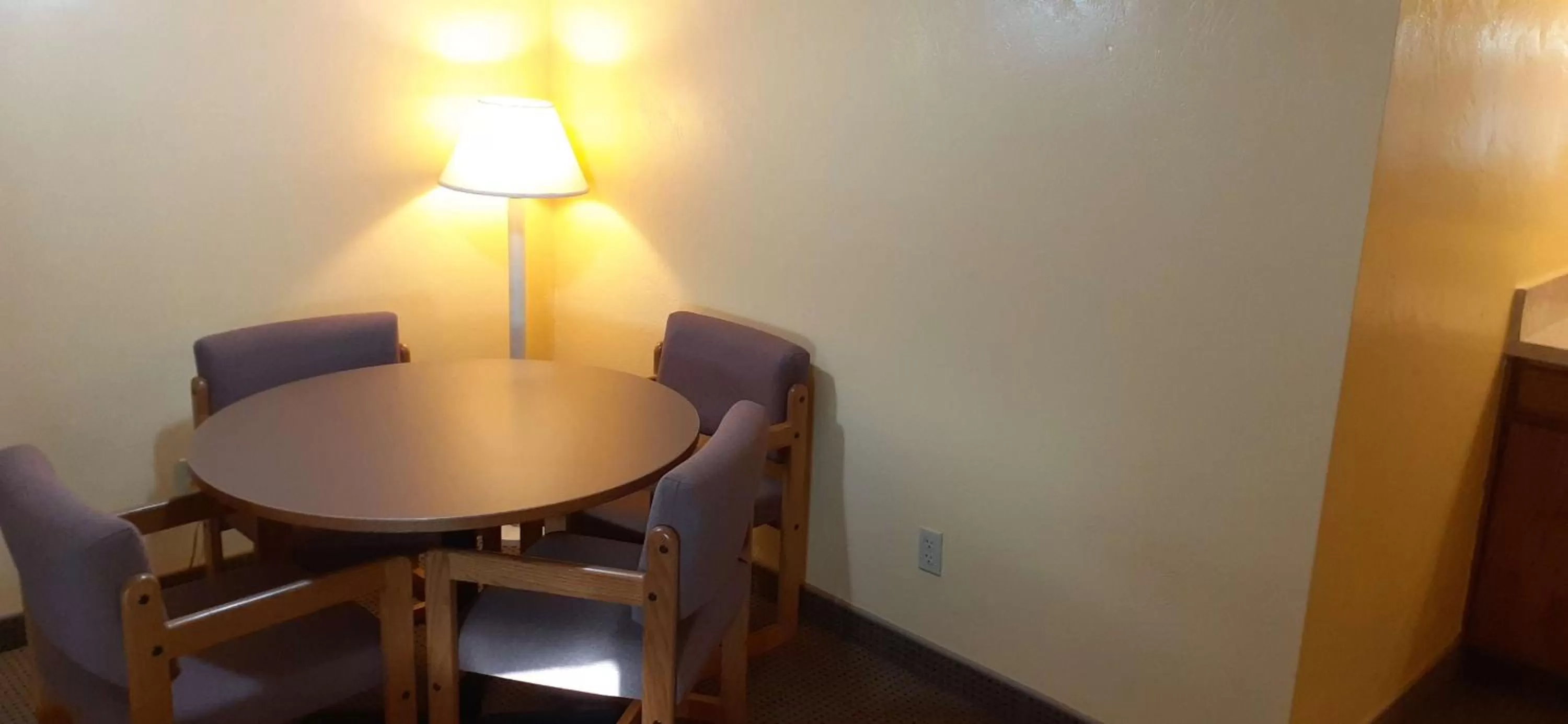 Photo of the whole room in SureStay Hotel by Best Western Ellensburg