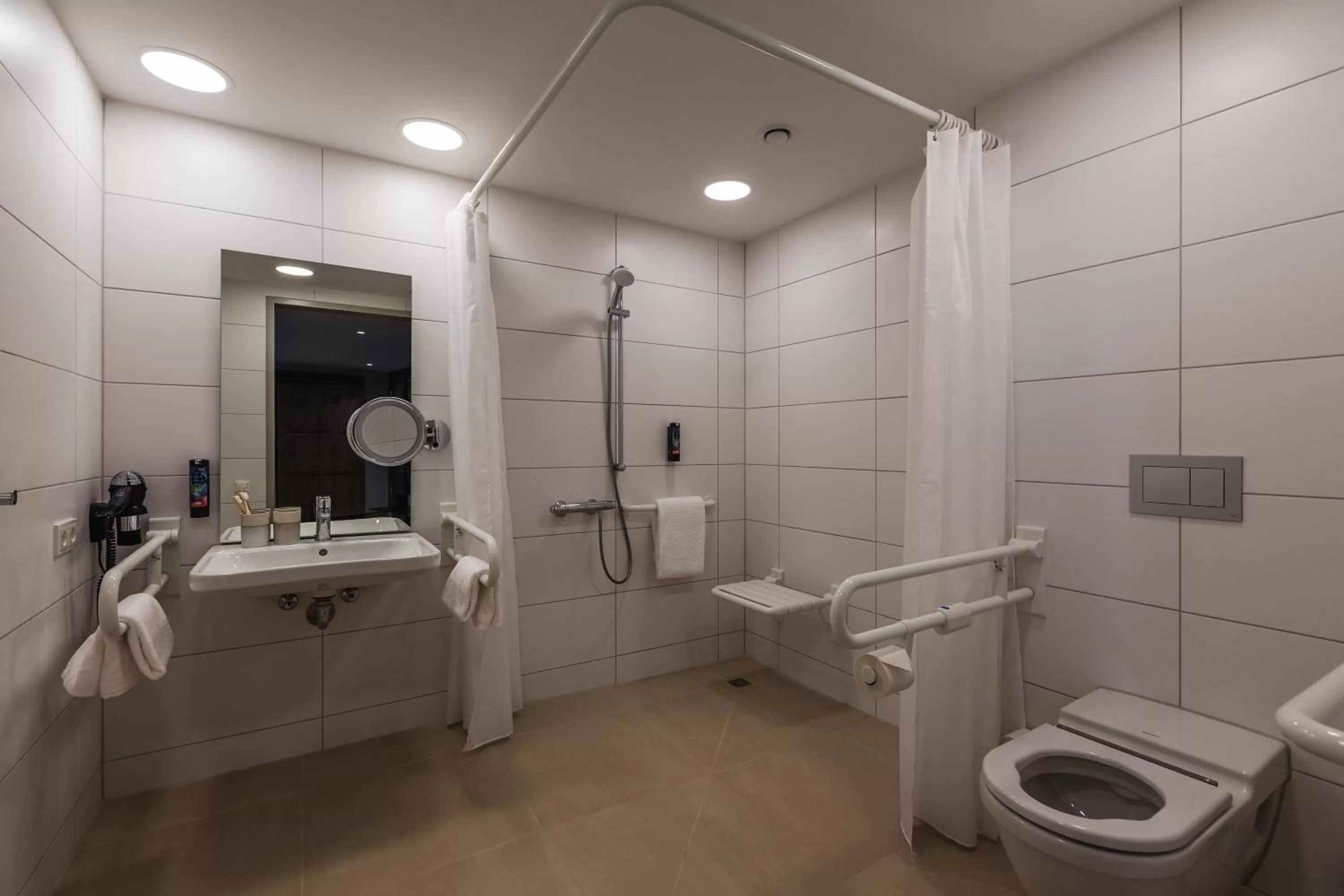 Shower in Holiday Inn - the niu, Hop Forchheim by IHG