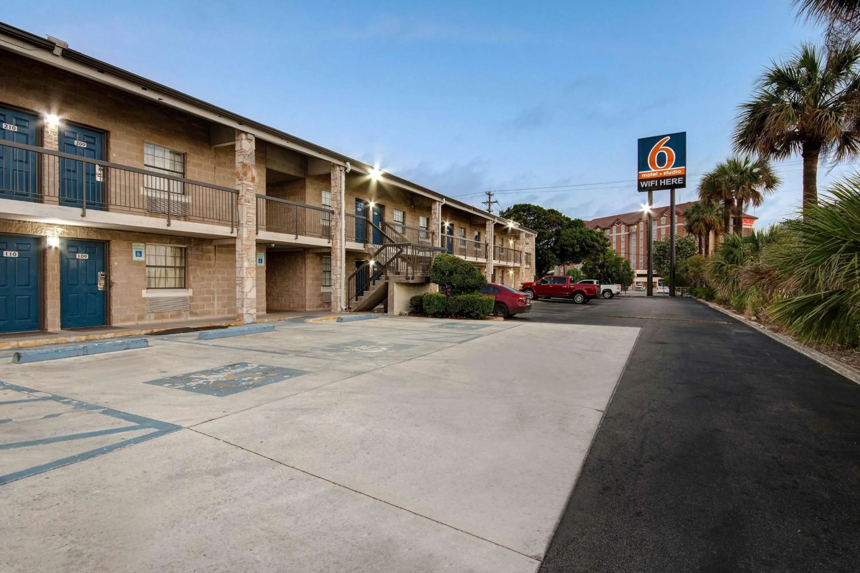Property building in Motel 6-San Antonio, TX - Northwest Medical Center