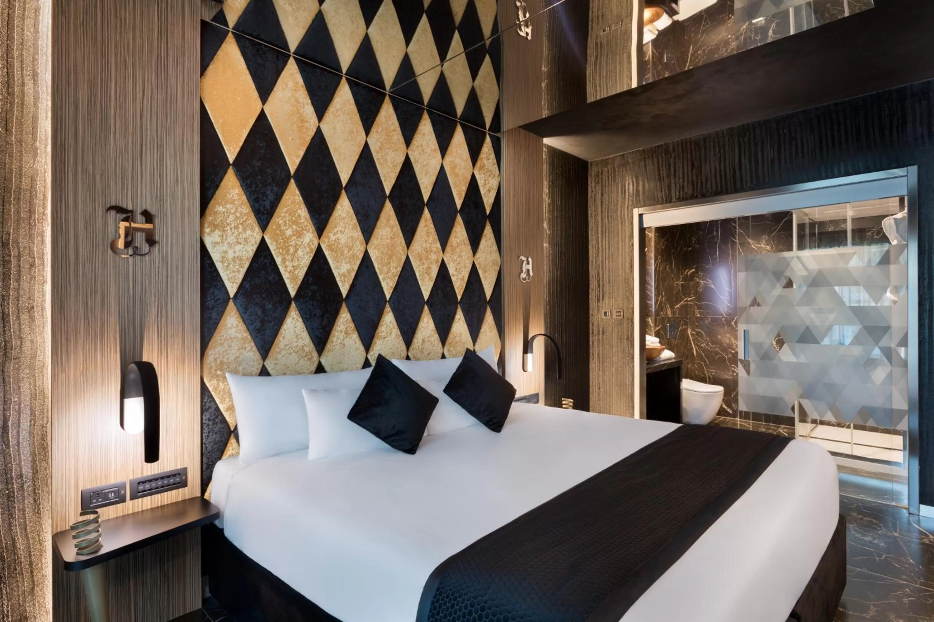 Shower, Bed in H Hotel & SPA - Adults Only