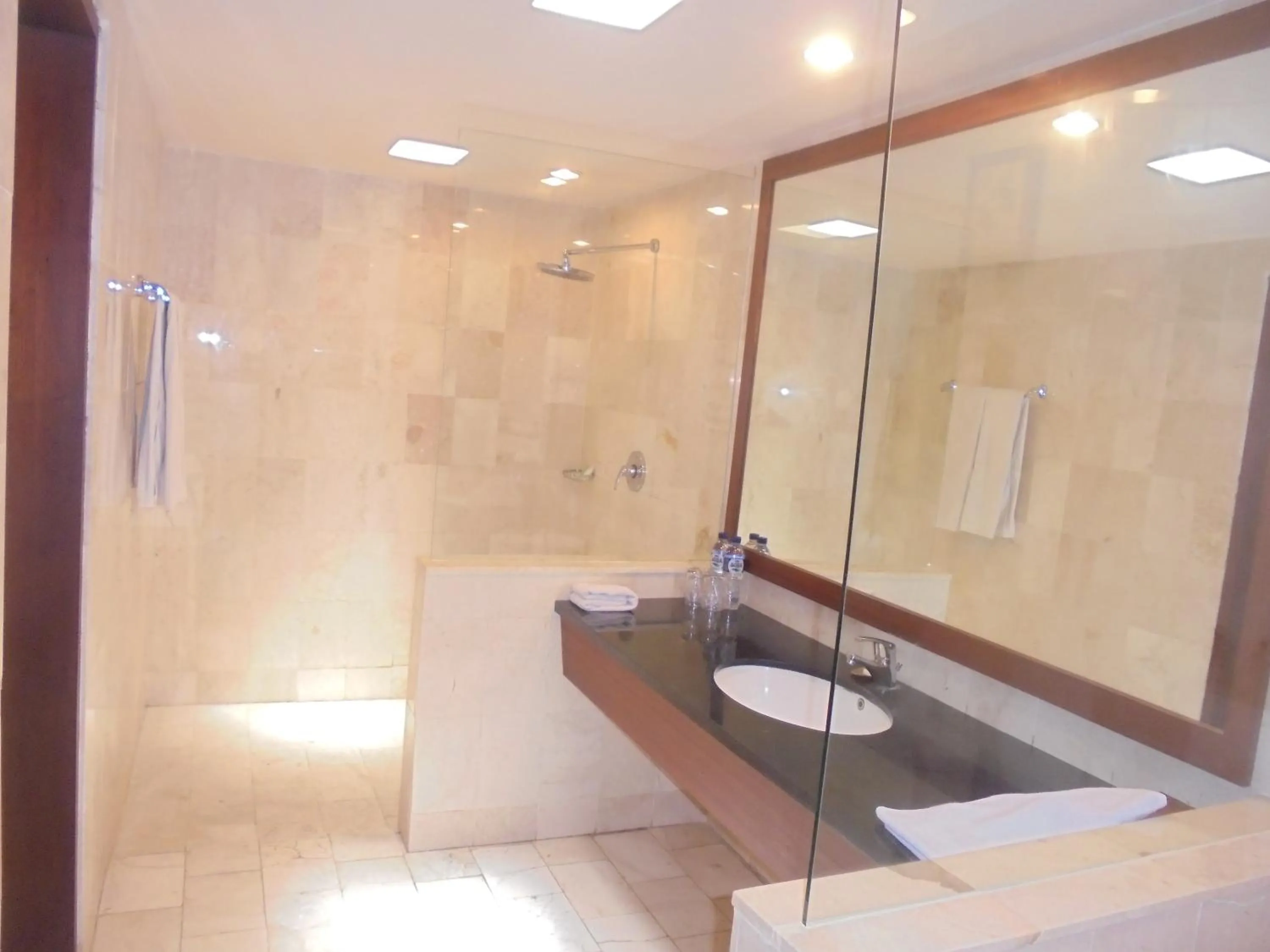 Shower in Biyukukung Suite & Spa