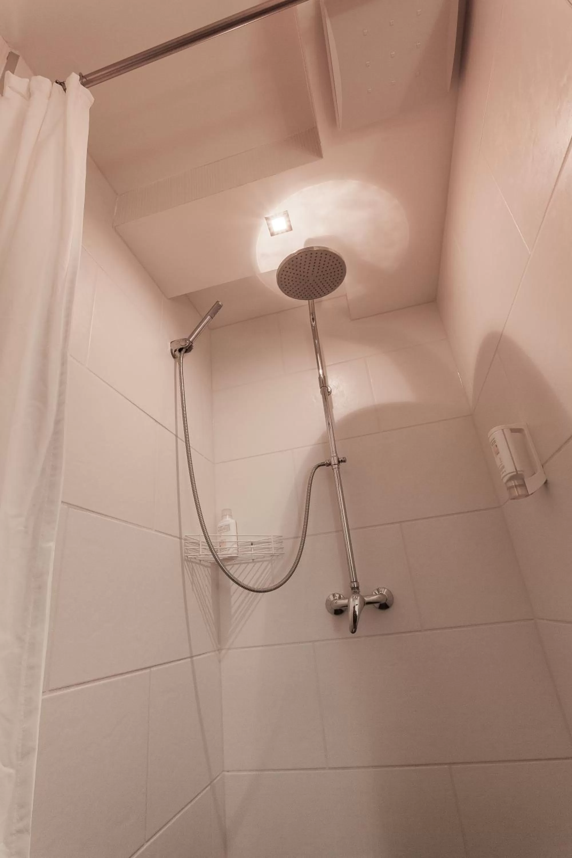 Shower in Hotel Aviv Dresden