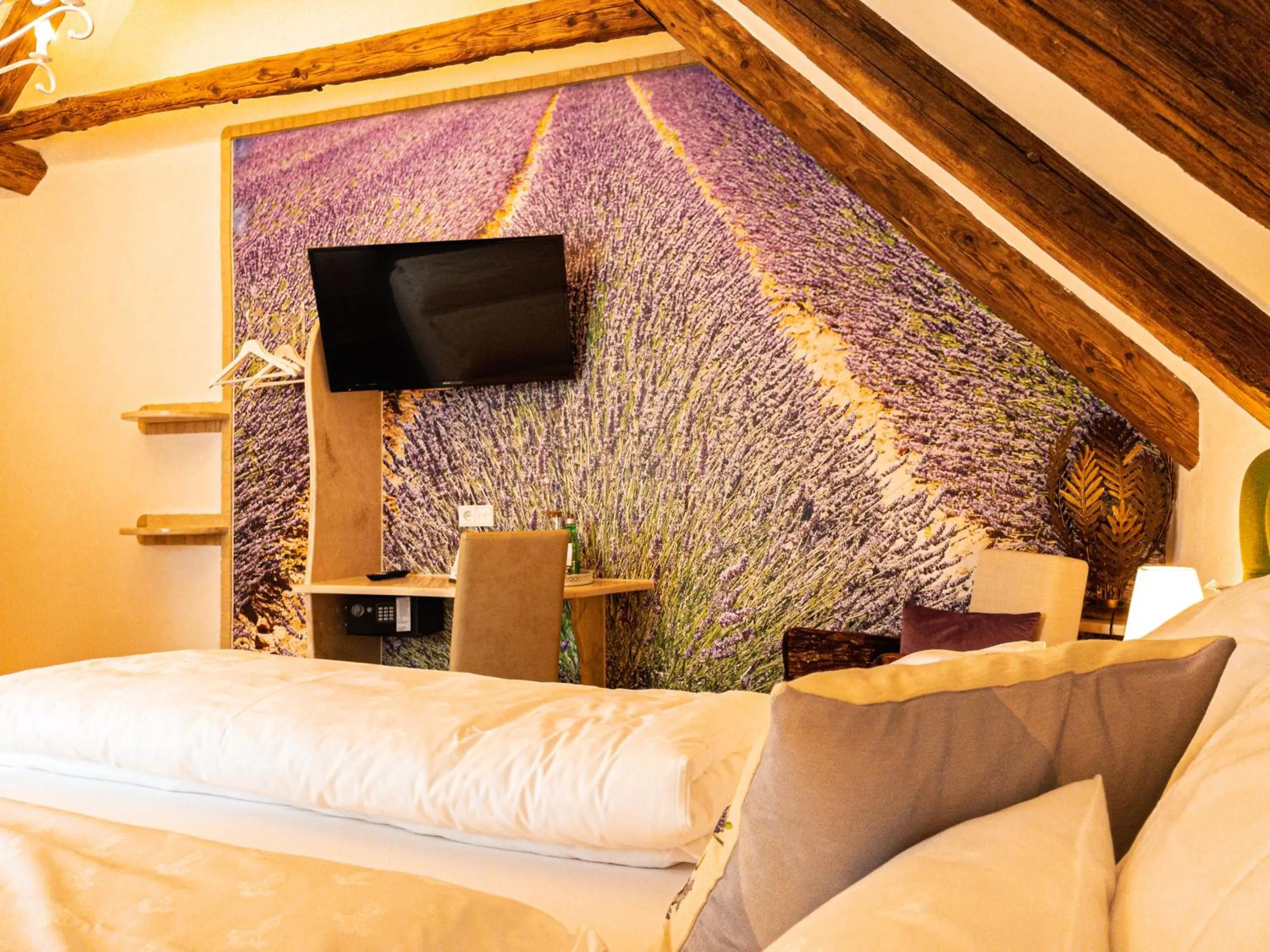 Photo of the whole room, Bed in Gasthof Lend-Platzl