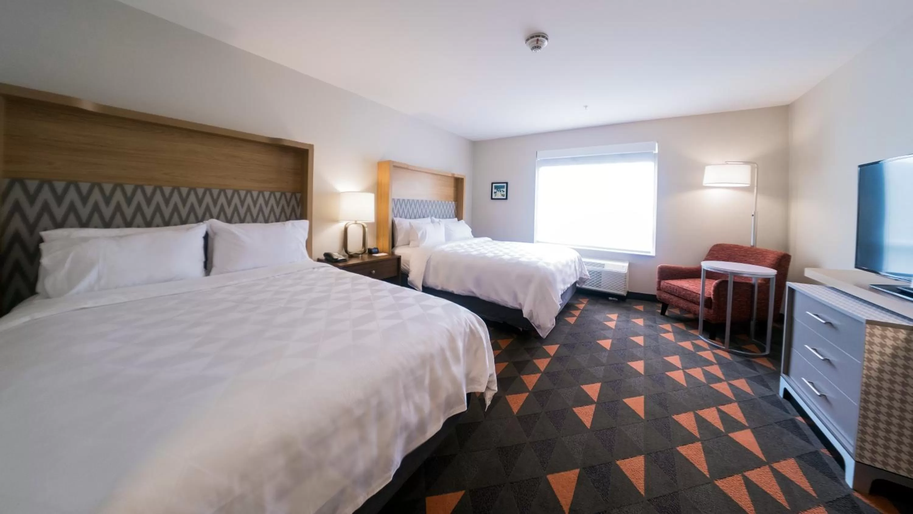 Photo of the whole room, Bed in Holiday Inn & Suites Philadelphia W - Drexel Hill by IHG