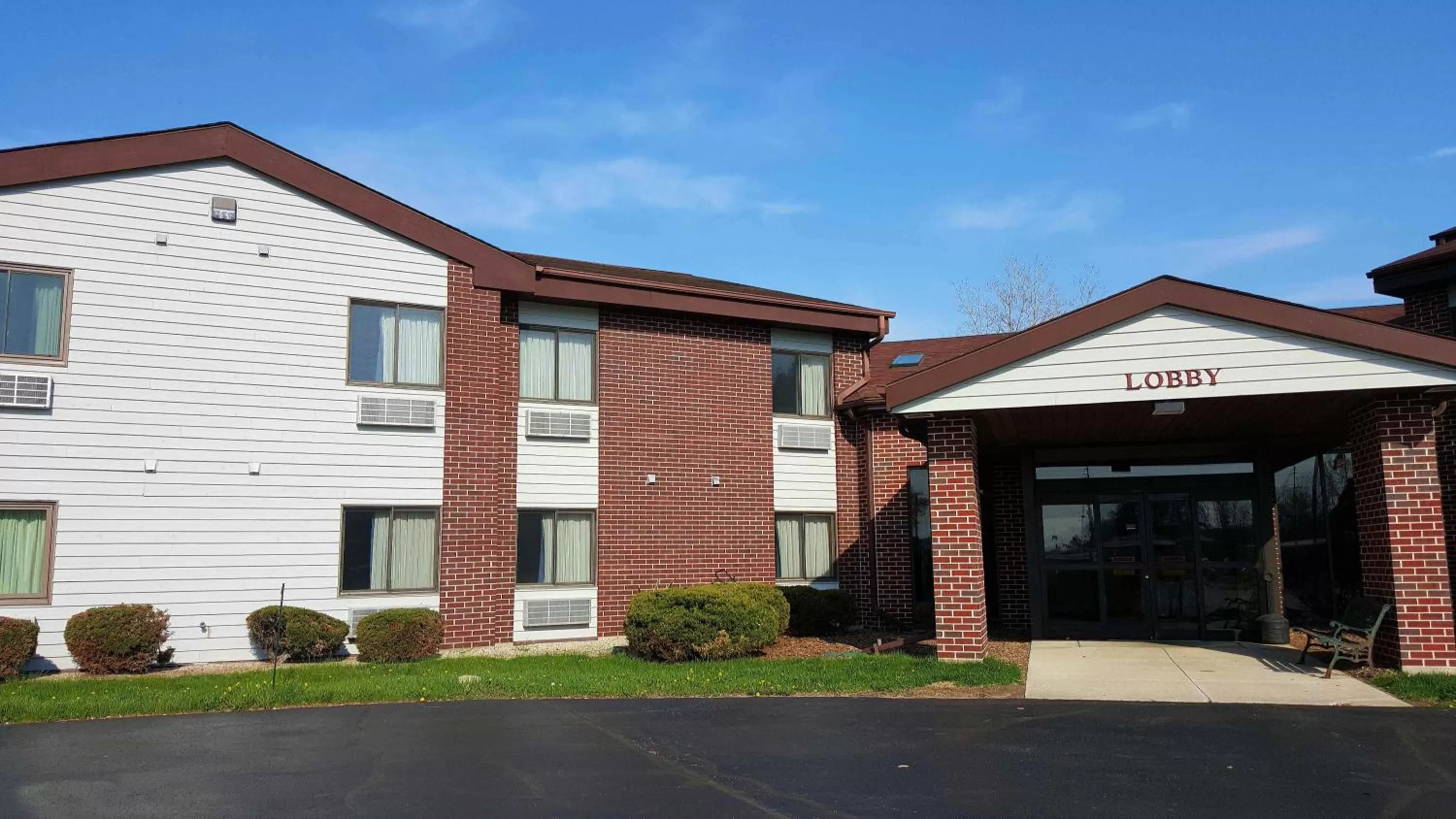 Property building in Motel 6-Saukville, WI