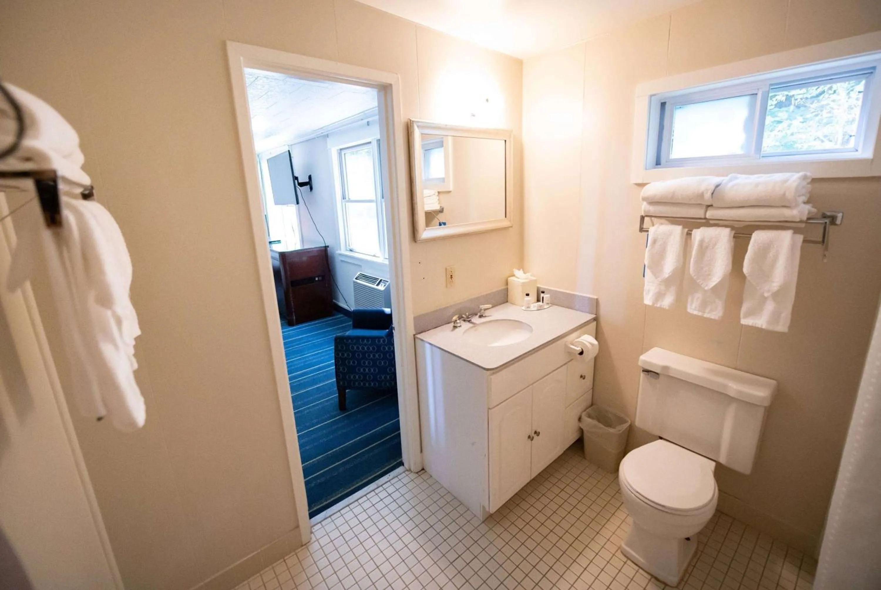 TV and multimedia in Days Inn by Wyndham Bar Harbor