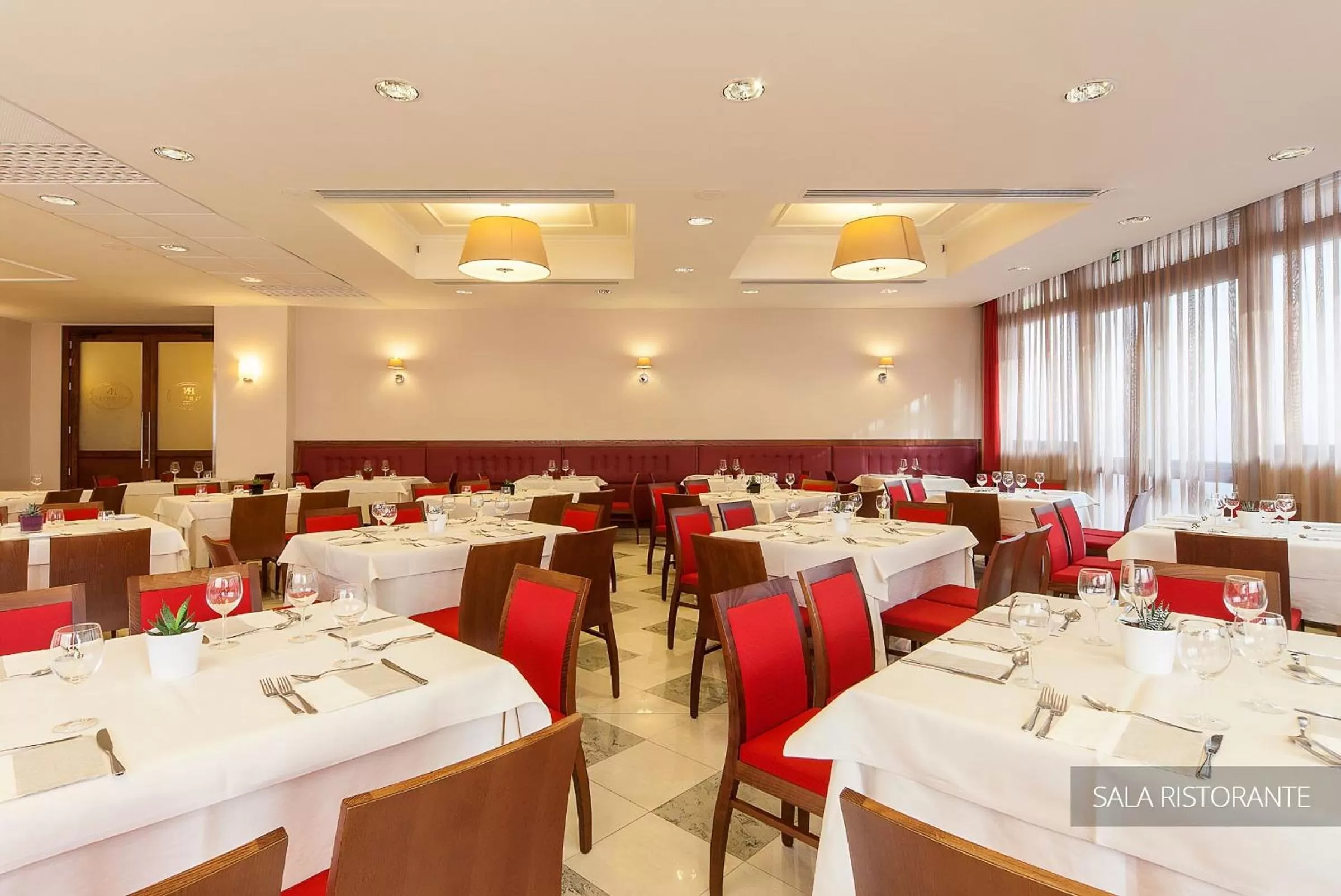 Restaurant/places to eat in NilHotel Florence