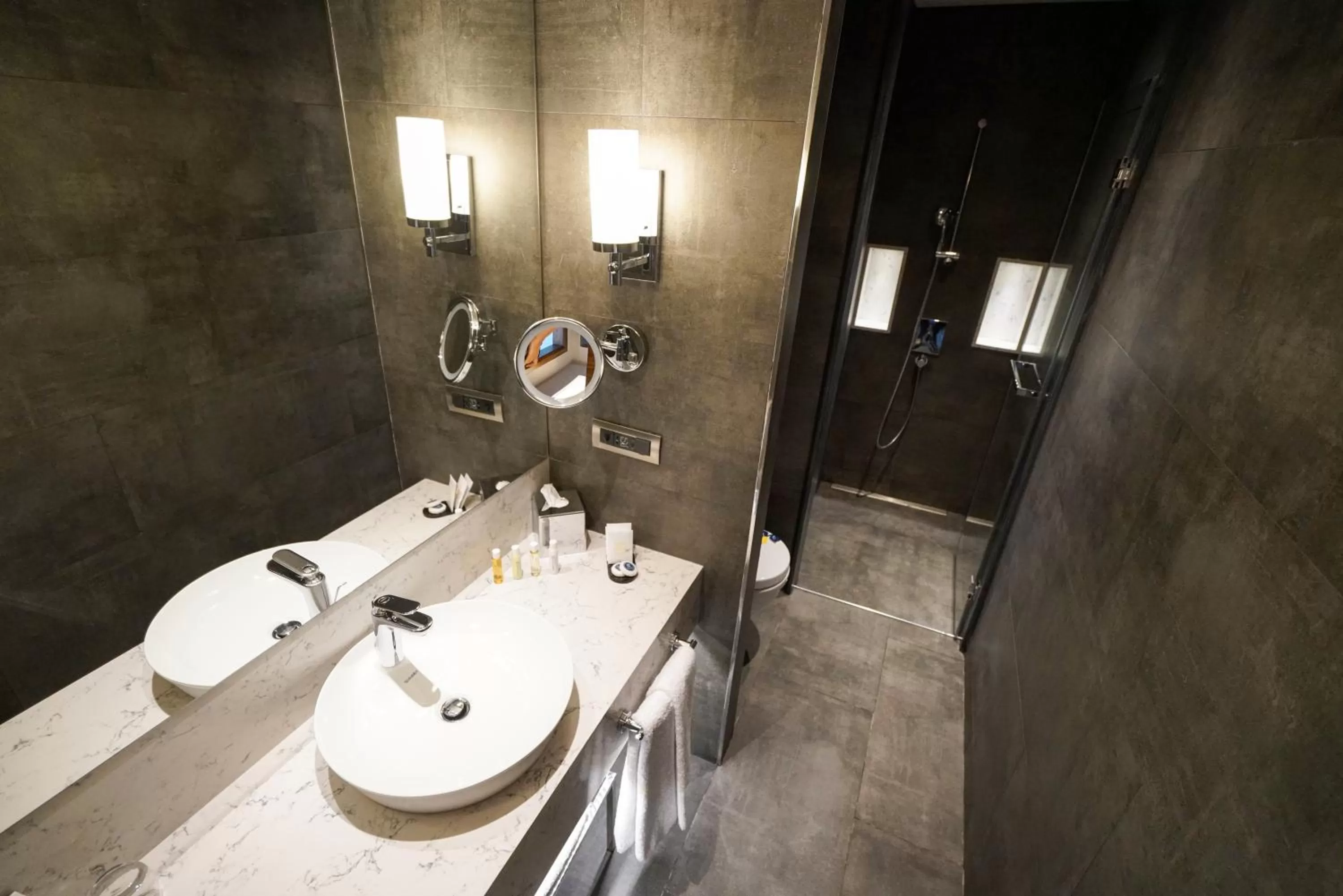 Shower in Golden Tulip Istanbul Bayrampasa