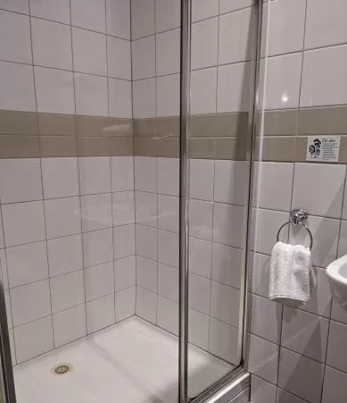 Bathroom in Tolarno Hotel