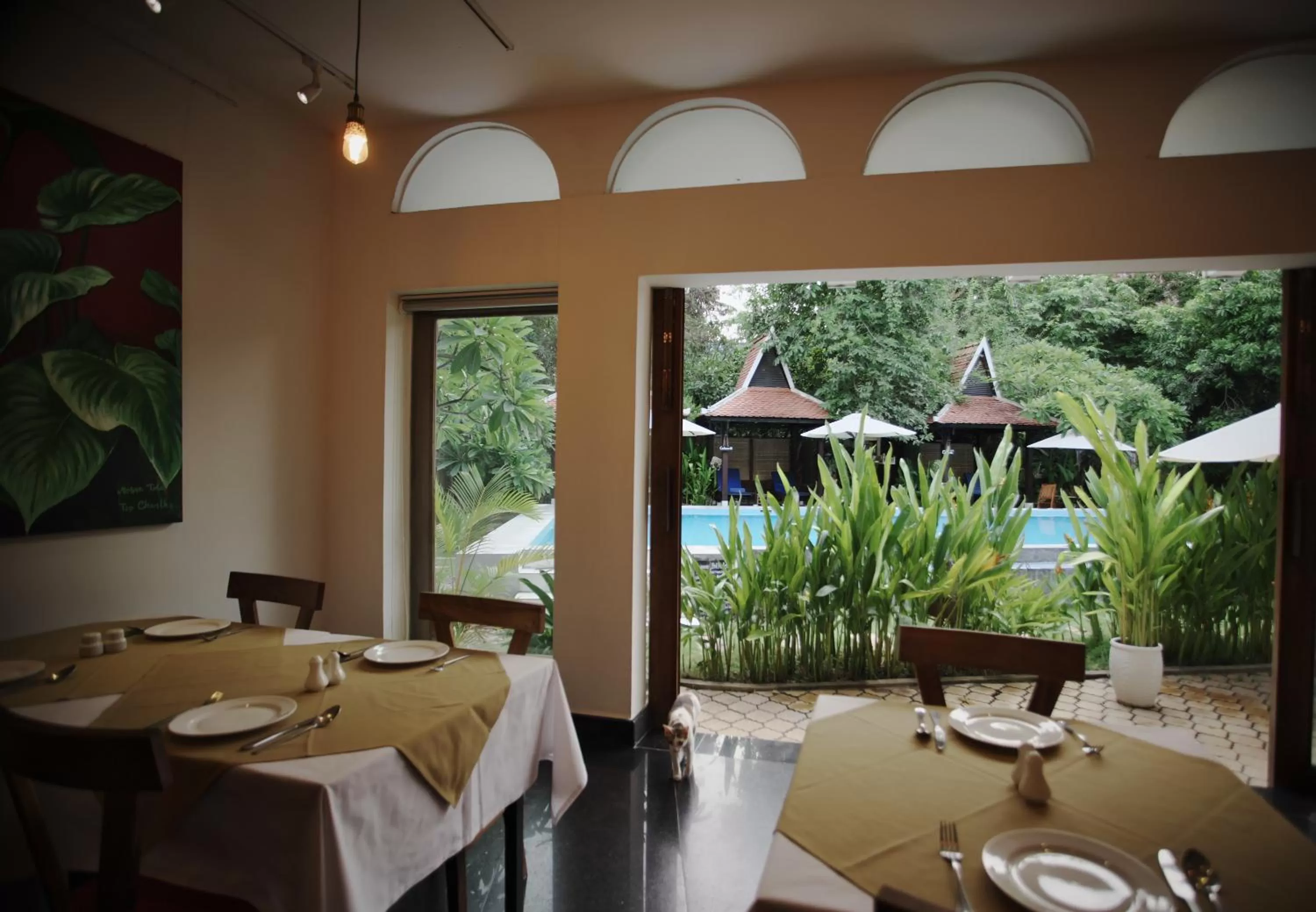 Restaurant/places to eat in iRoHa Garden Hotel & Resort