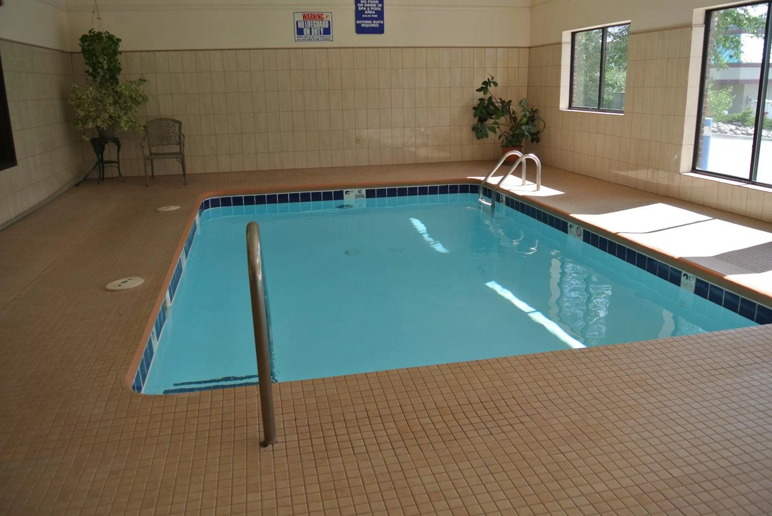 Swimming pool in Luxury Inn & Suites