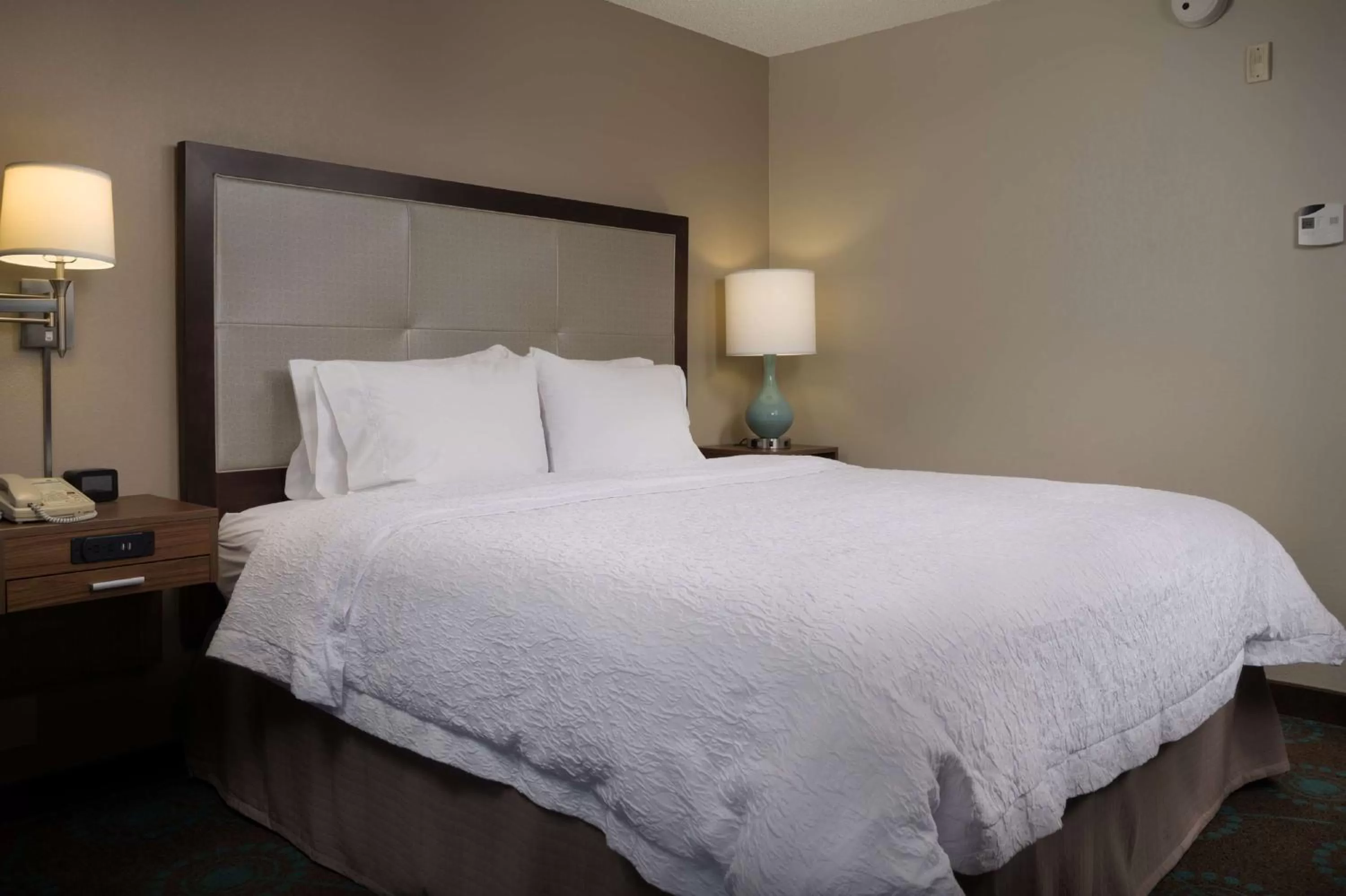 King Room Hearing Accessible with Tub - Non-Smoking in Hampton Inn Titusville/I-95 Kennedy Space Center