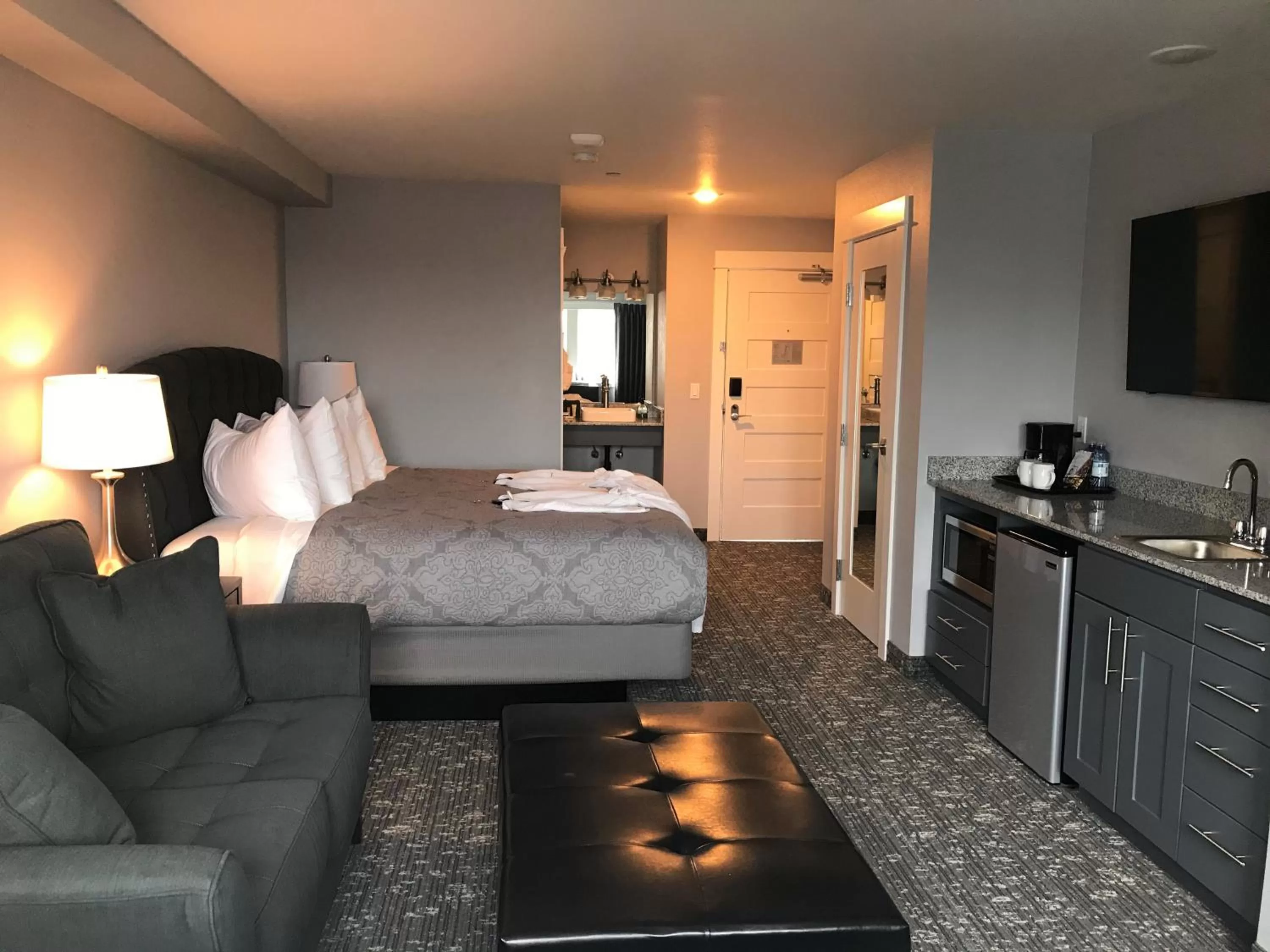 Photo of the whole room, Bed in Starfish Manor Oceanfront Hotel