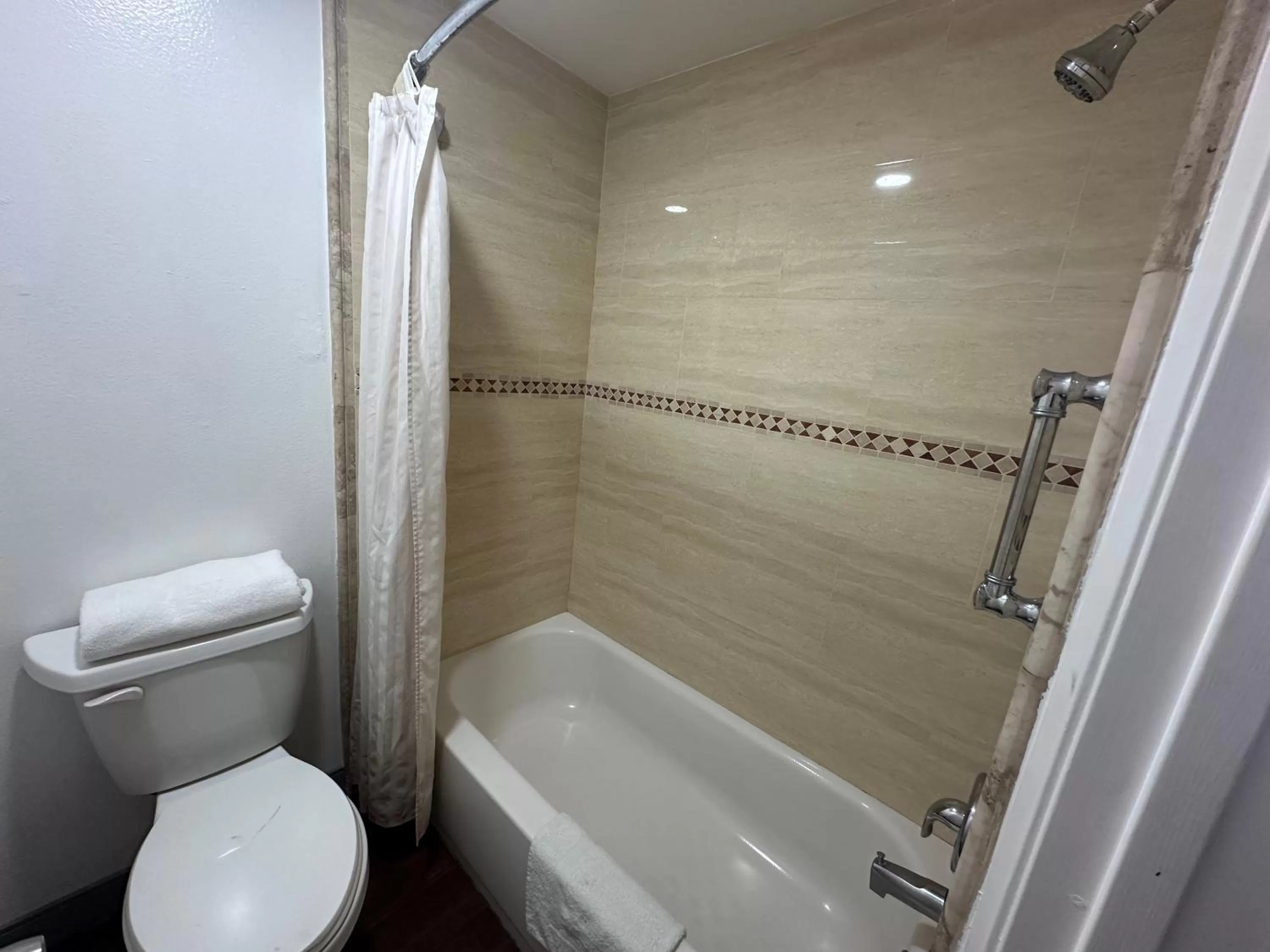 Palm Inn Hotel near Tyler Mall Riverside