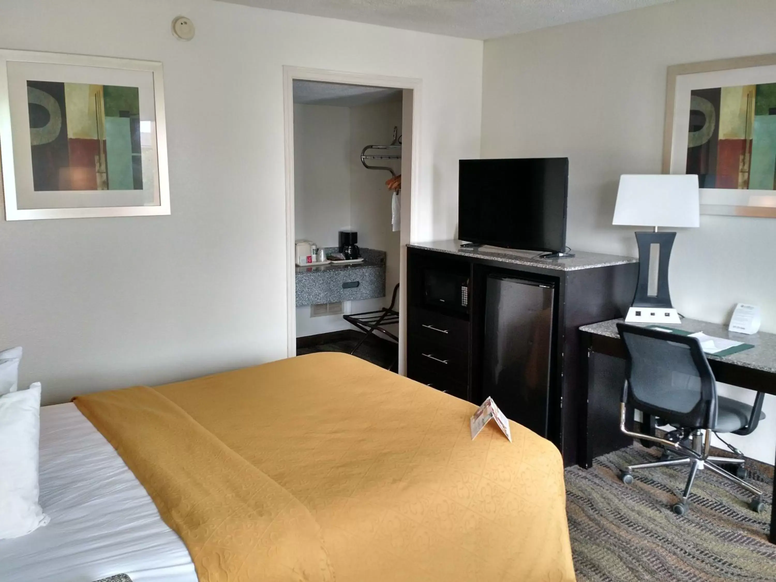 Queen Room - Smoking in Quality Inn & Suites Conference Center Thomasville Queen Room - Smoking in Quality Inn & Suites Conference Center Thomasville