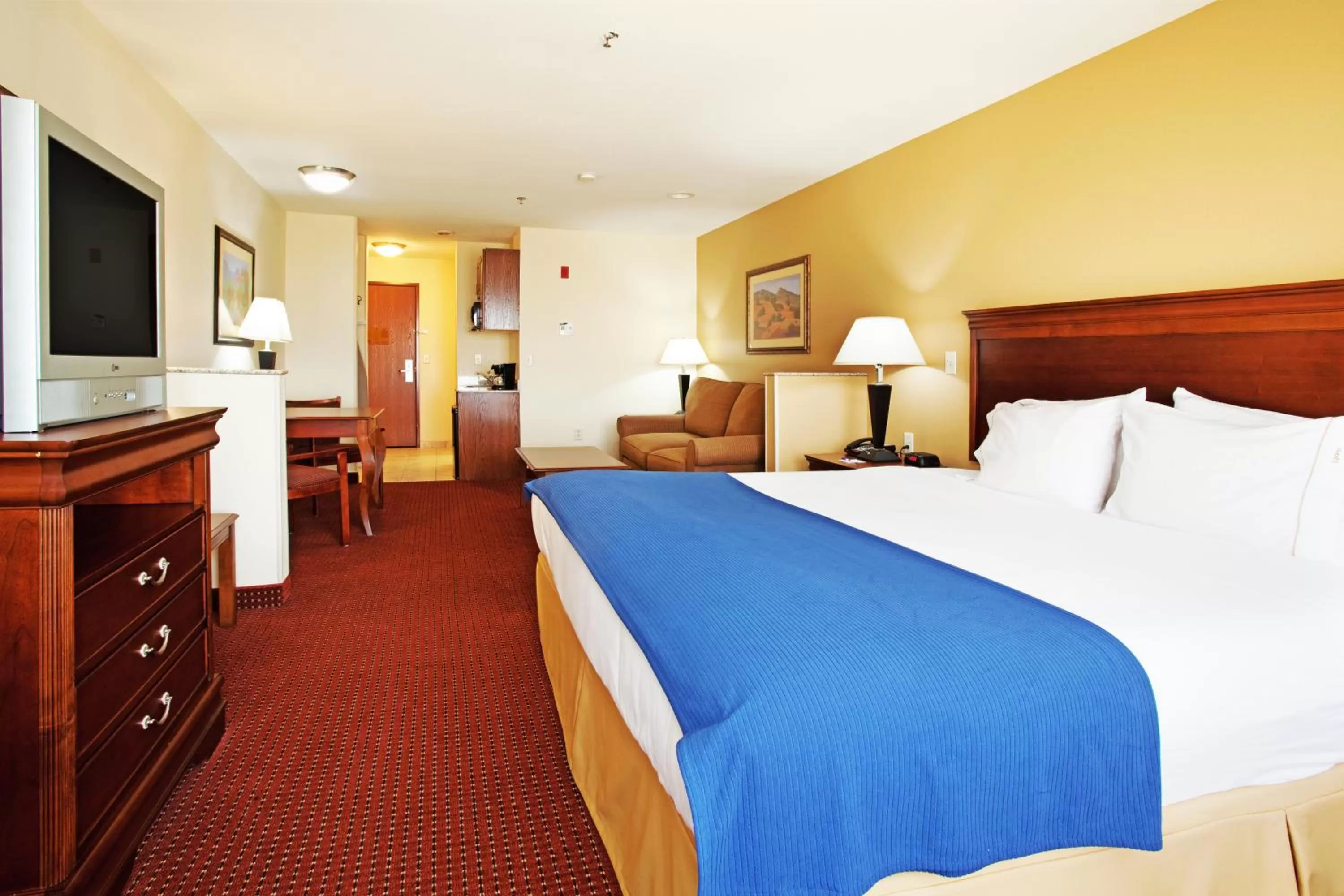 Photo of the whole room, Bed in Holiday Inn Express Hotel & Suites Tooele by IHG
