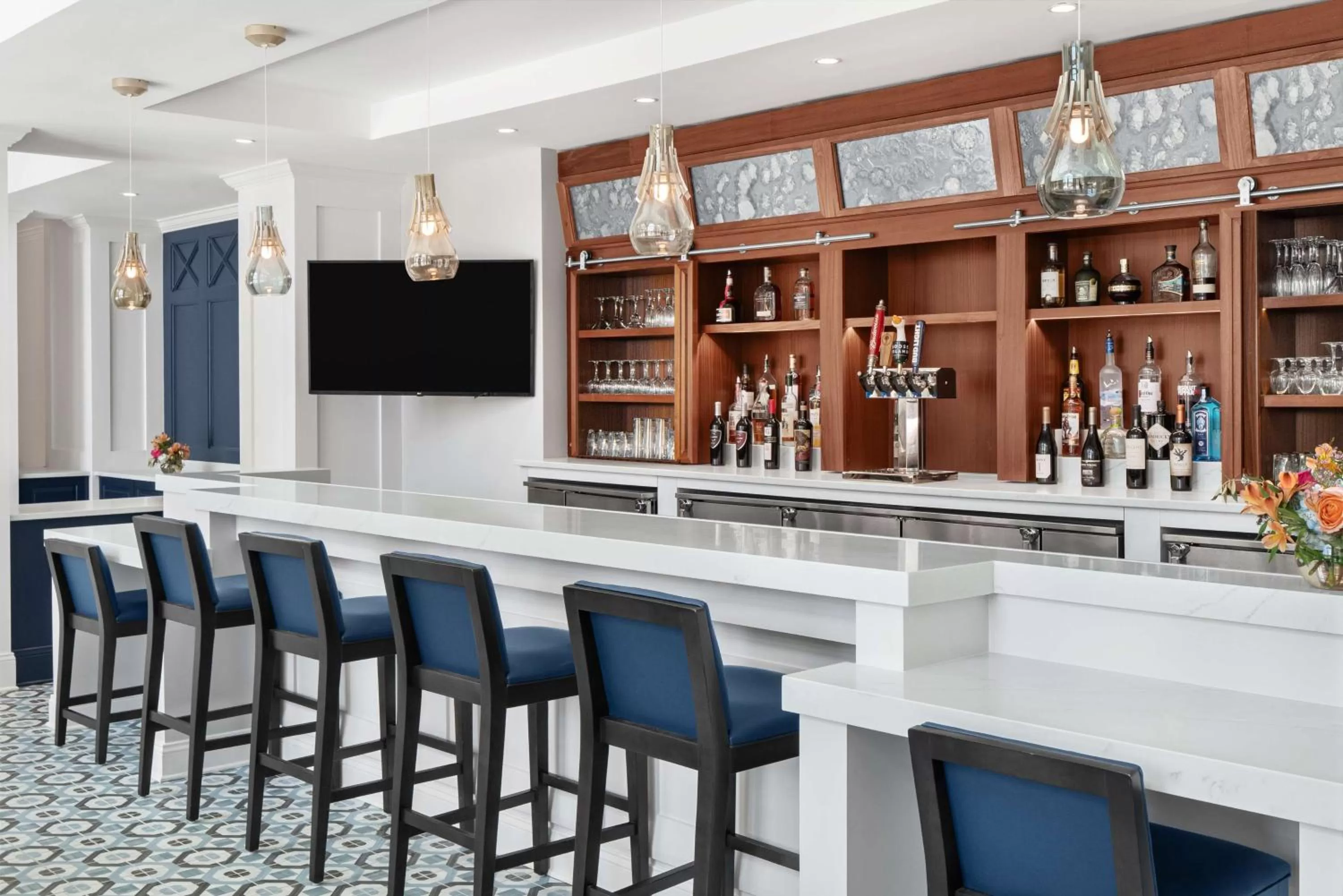 Lounge or bar in Embassy Suites by Hilton Charleston Harbor Mt. Pleasant