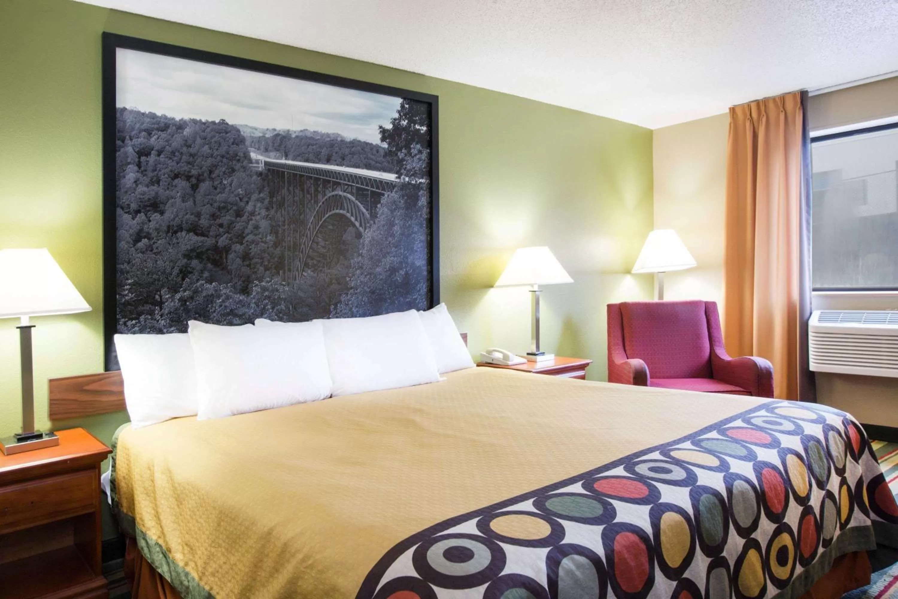 Photo of the whole room in Super 8 by Wyndham Beckley