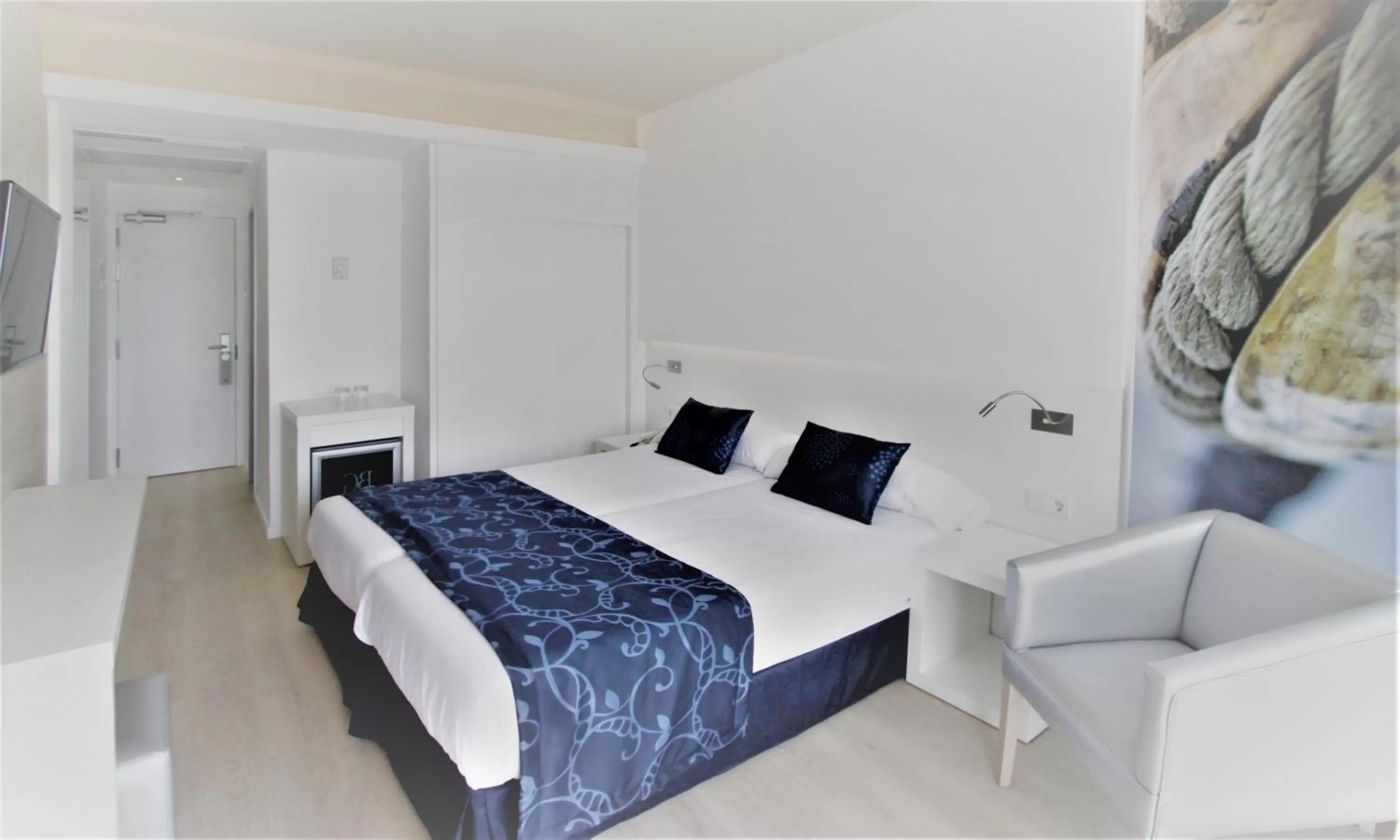 Photo of the whole room, Bed in BG Java