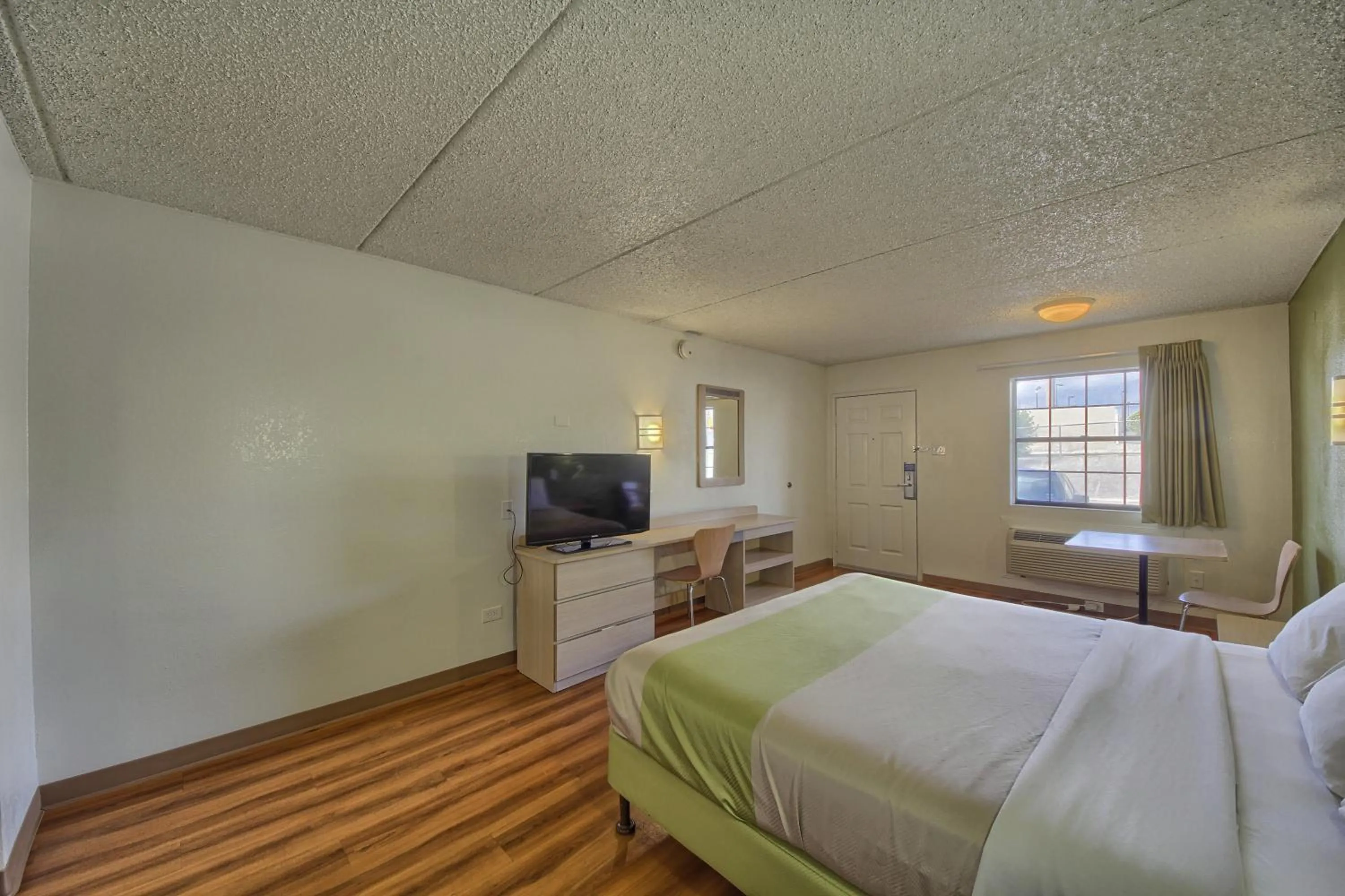 Bedroom, Bed in Motel 6-San Antonio, TX - Northwest Medical Center