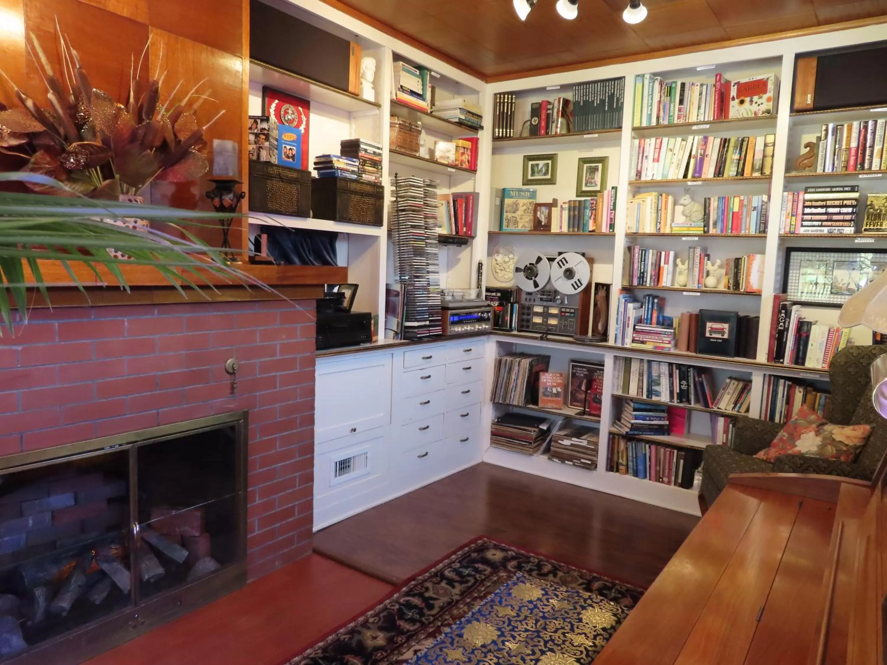 Library in Terraluna Inn