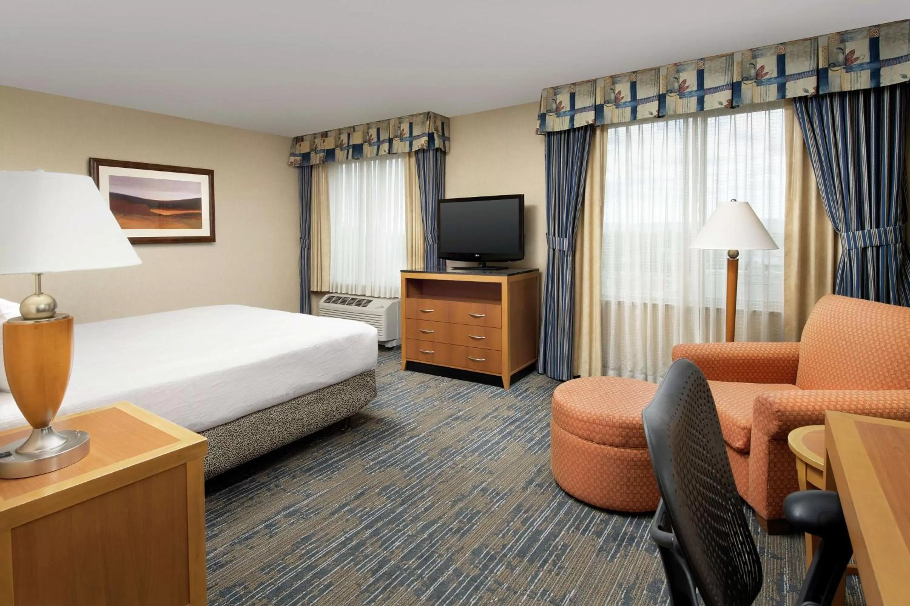 Living room, Bed in Hilton Garden Inn Yakima Downtown