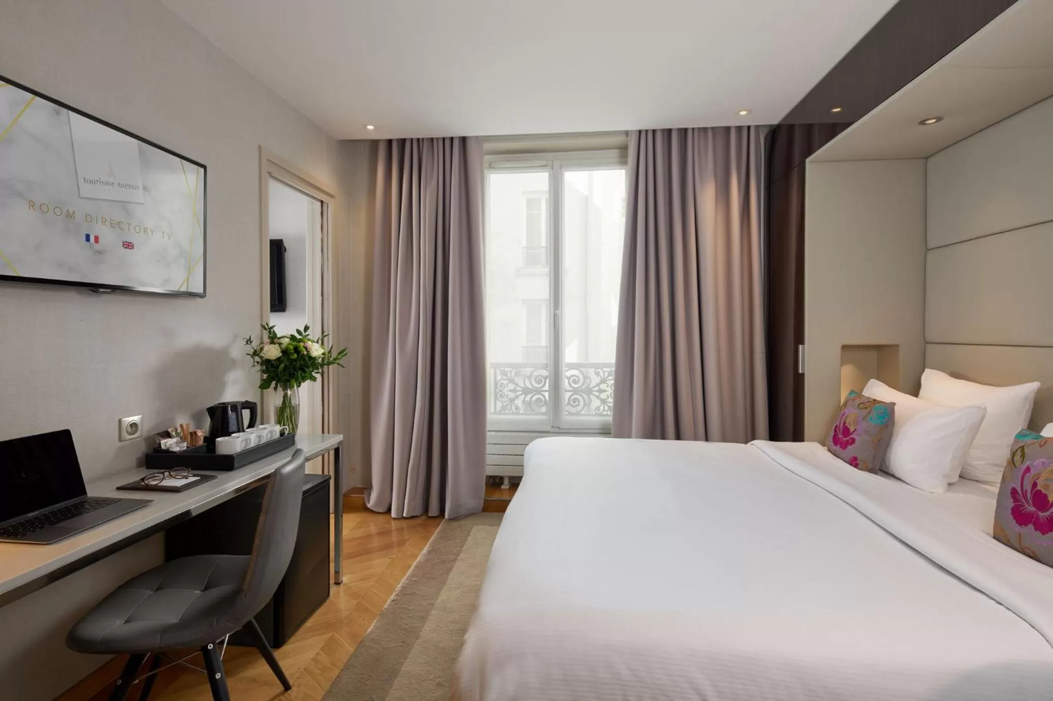 Photo of the whole room, Bed in Hôtel Tourisme Avenue