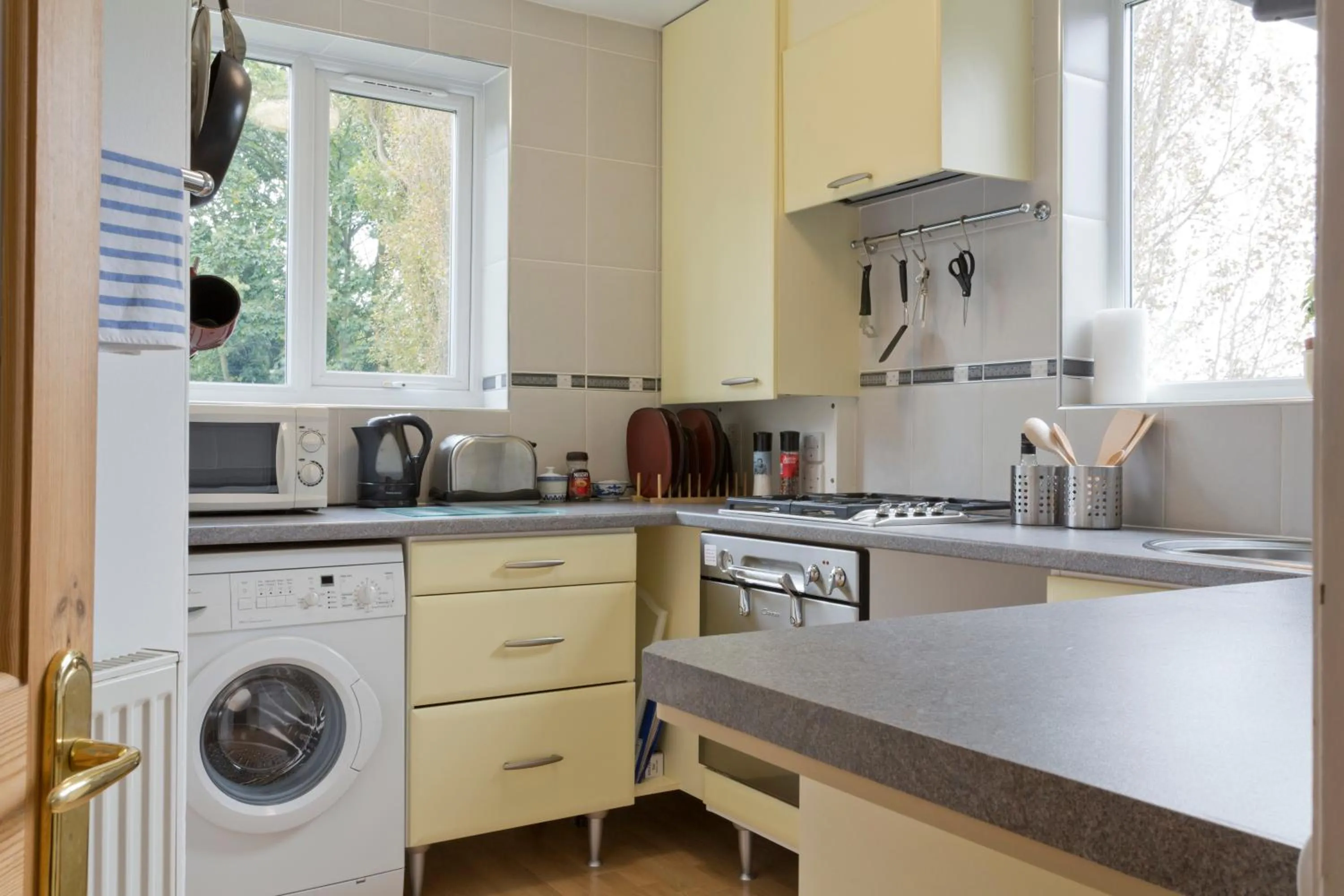 Kitchen or kitchenette in Poplar House Serviced Apartments