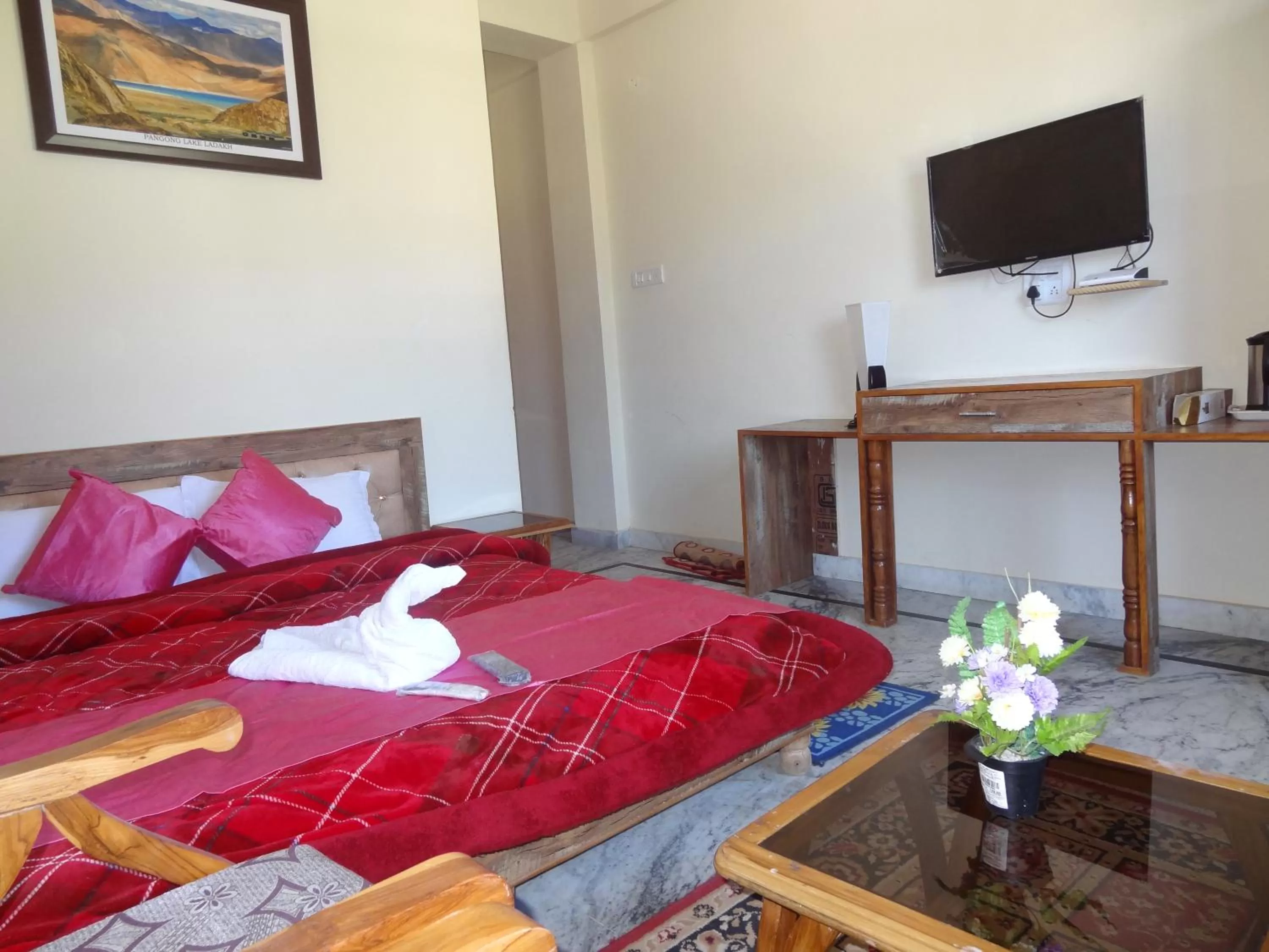 TV and multimedia, Bed in Sai Cottage Shimla