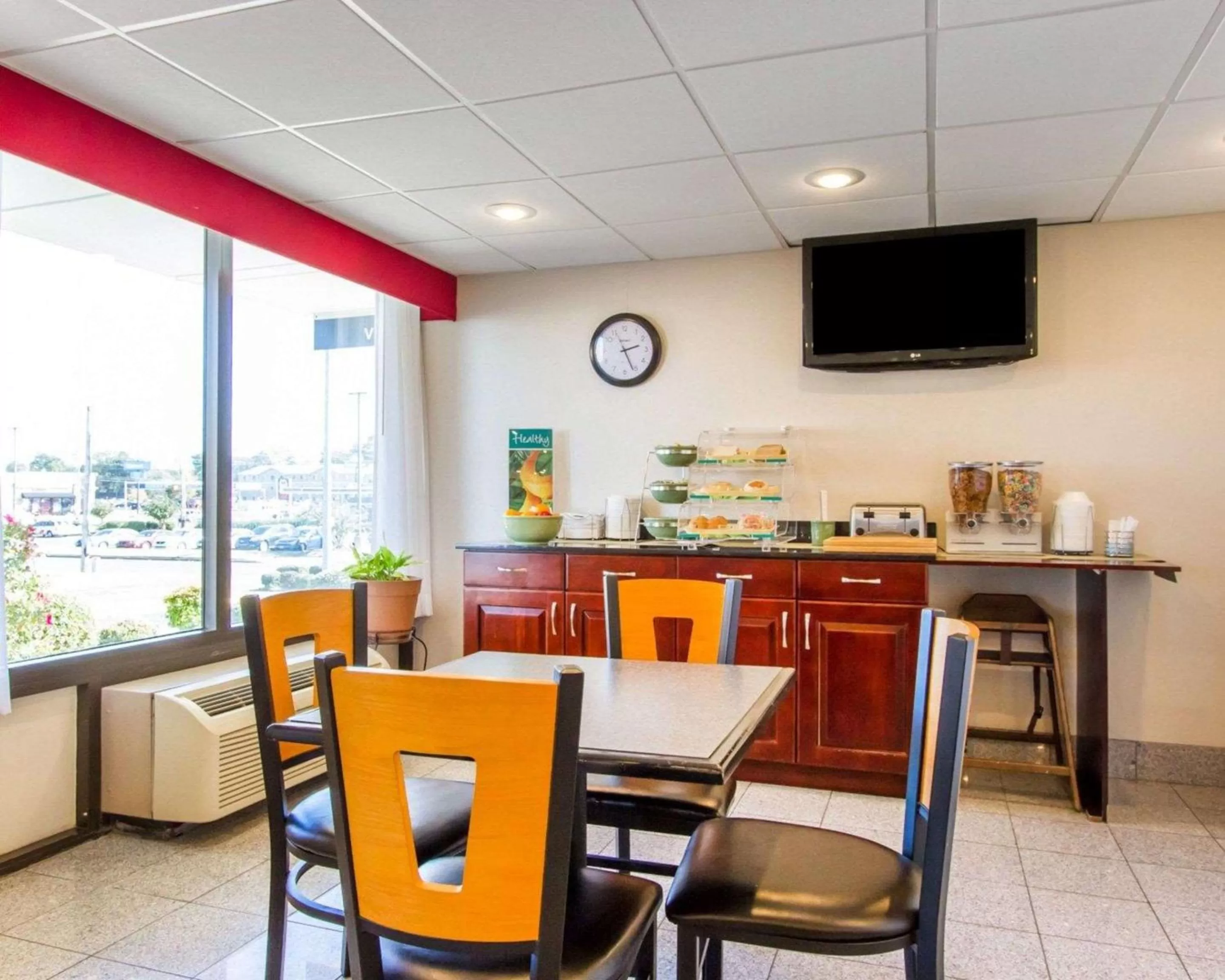 Restaurant/places to eat in Quality Inn Dyersburg I-155