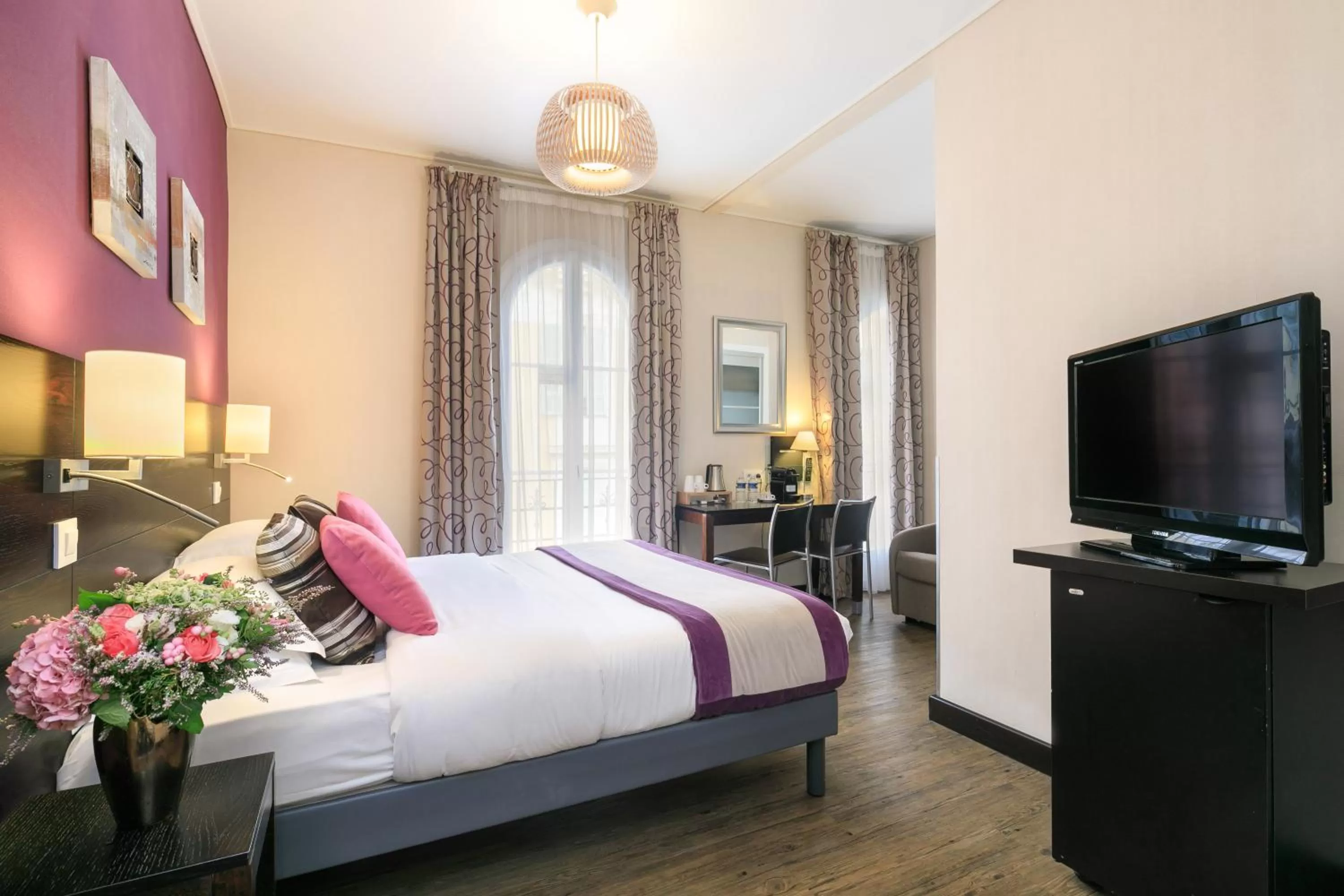 TV and multimedia, Bed in Hotel Florence Nice