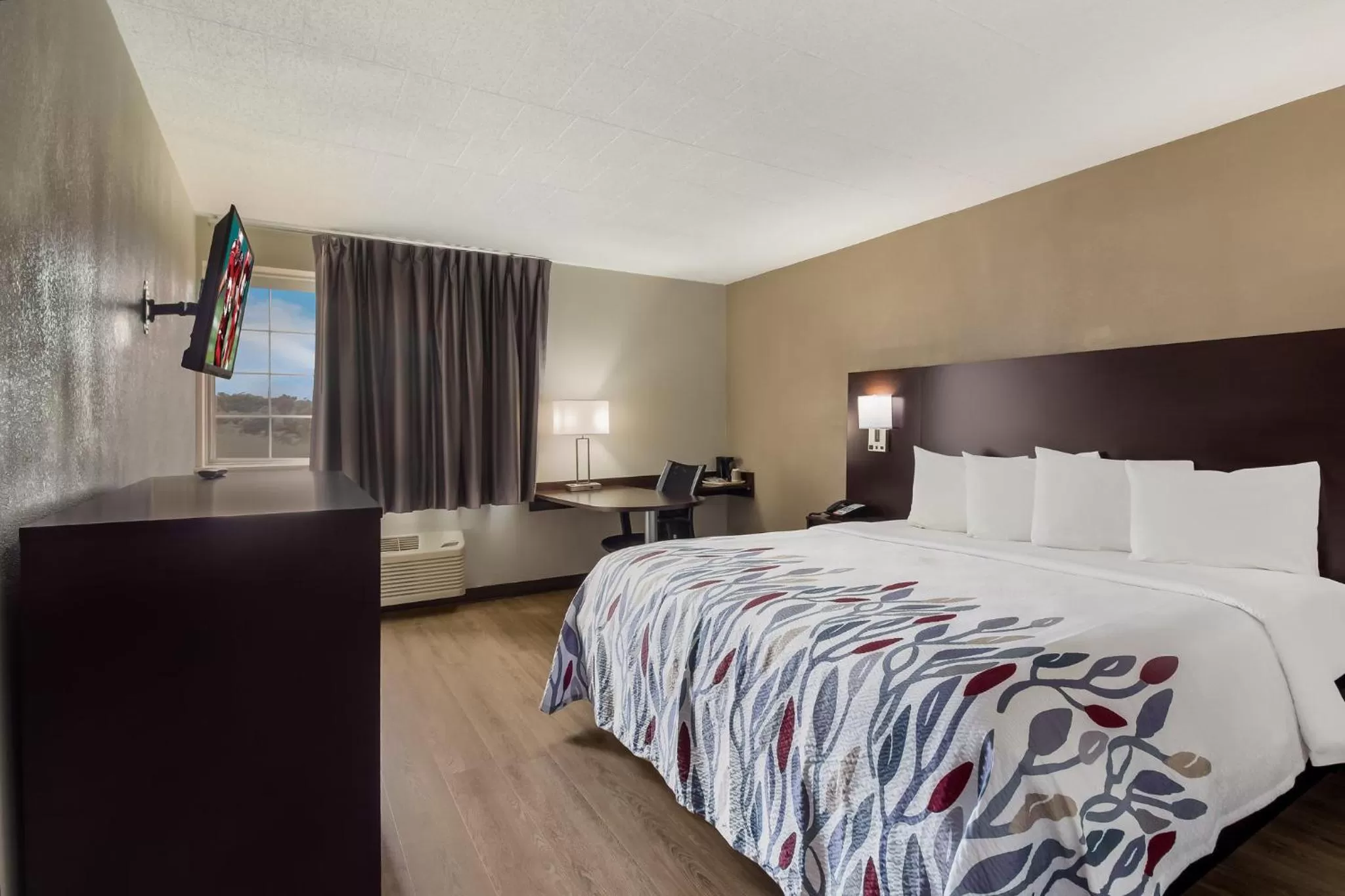 Photo of the whole room, Bed in Red Roof Inn New Stanton