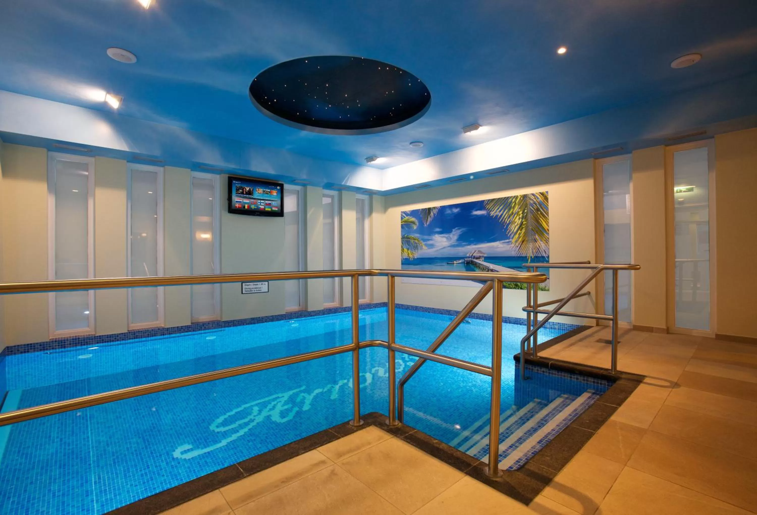 Swimming pool in Hotel Arrows