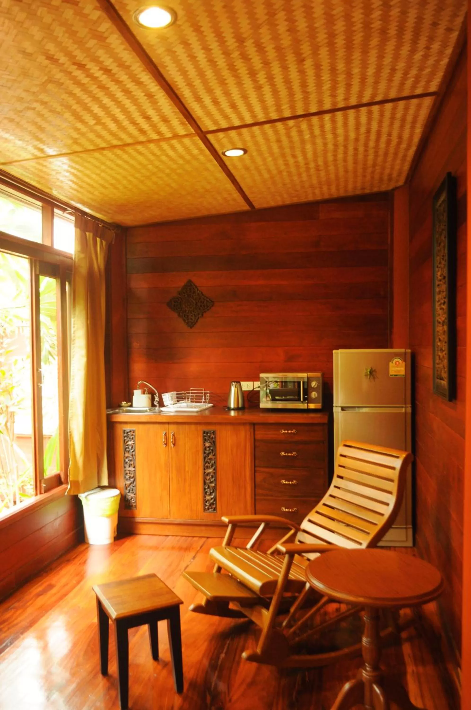 Kitchen or kitchenette in Ruenkanok Thaihouse Resort
