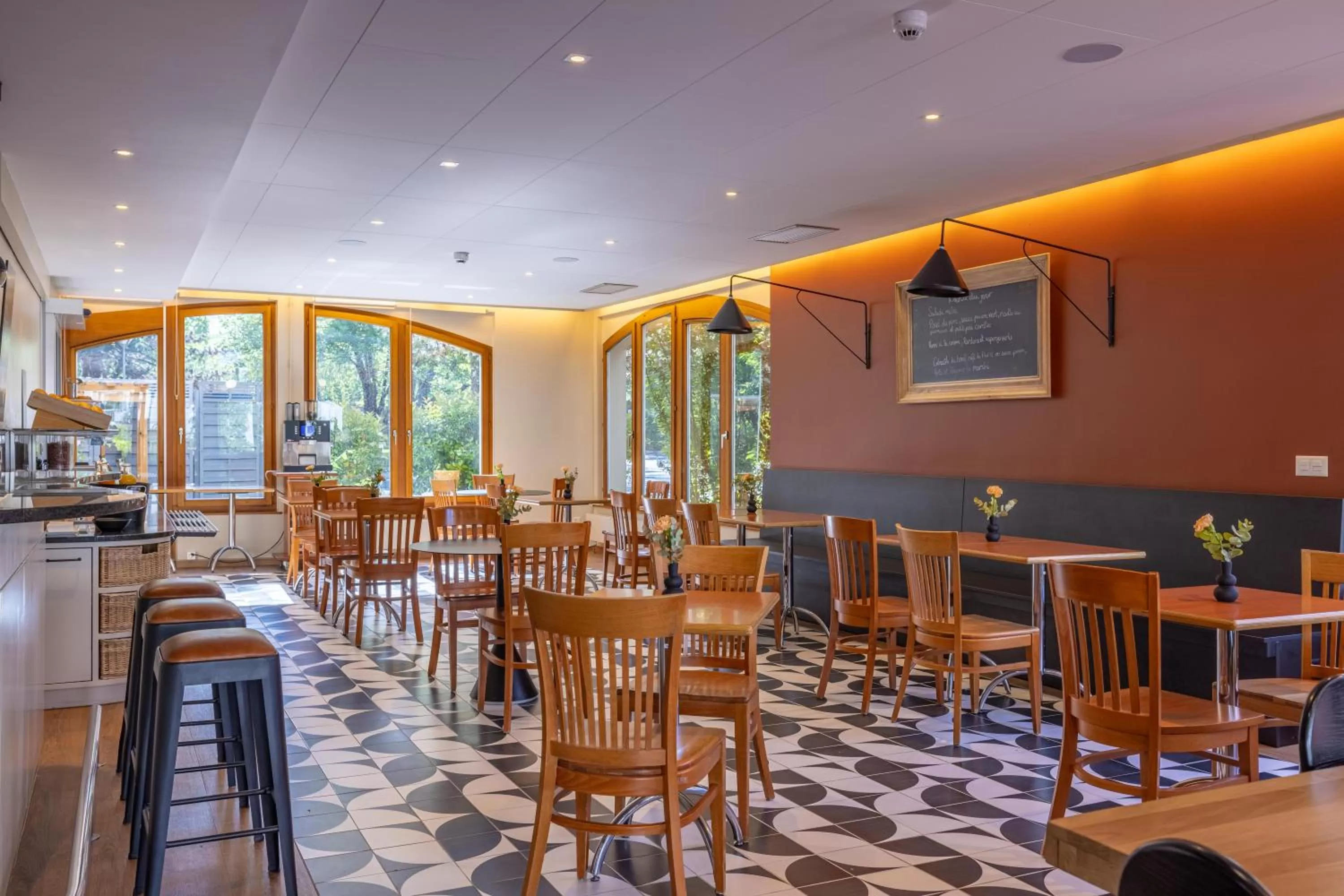 Restaurant/places to eat in Ibis Sion