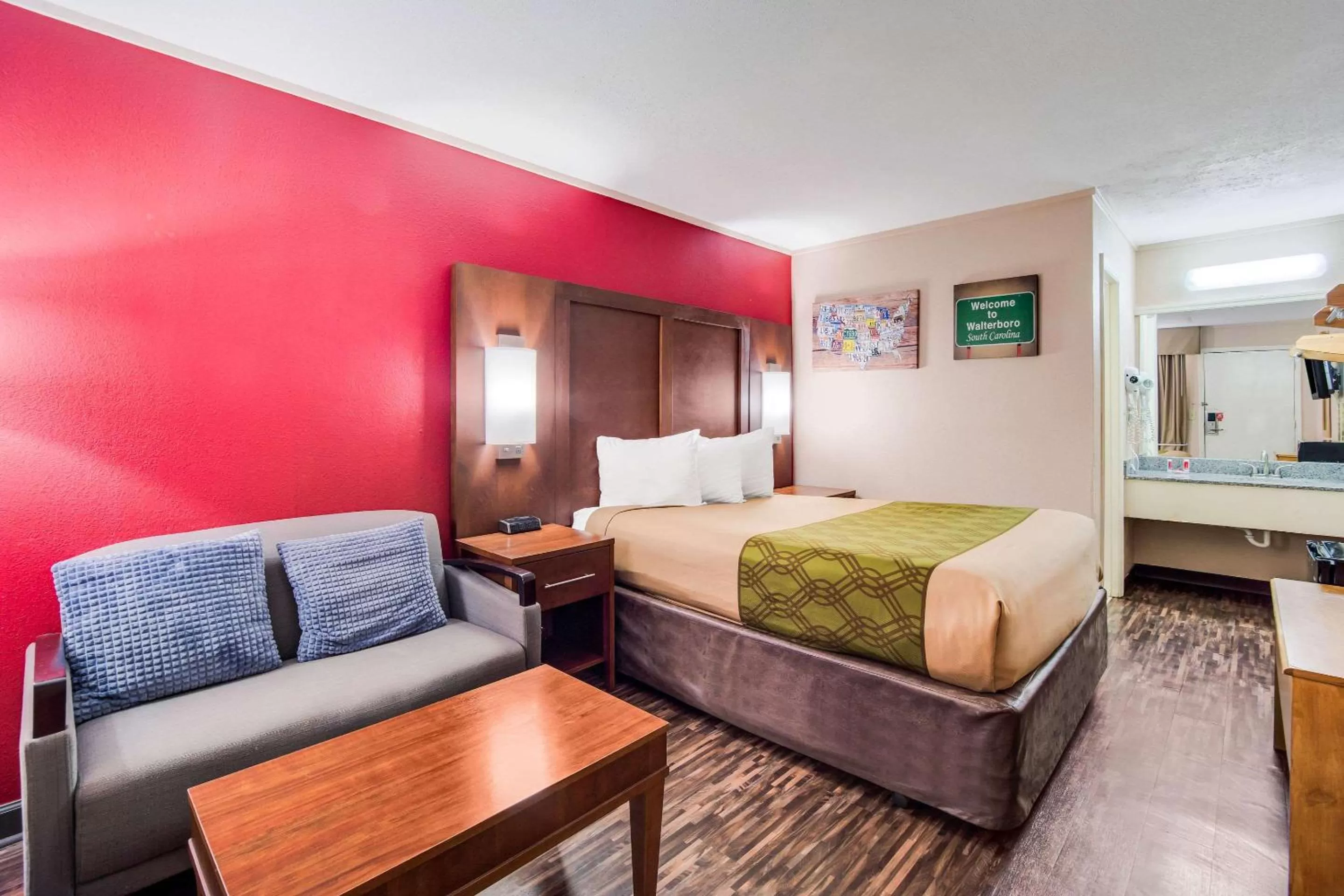 Photo of the whole room, Bed in Econo Lodge Walterboro I-95