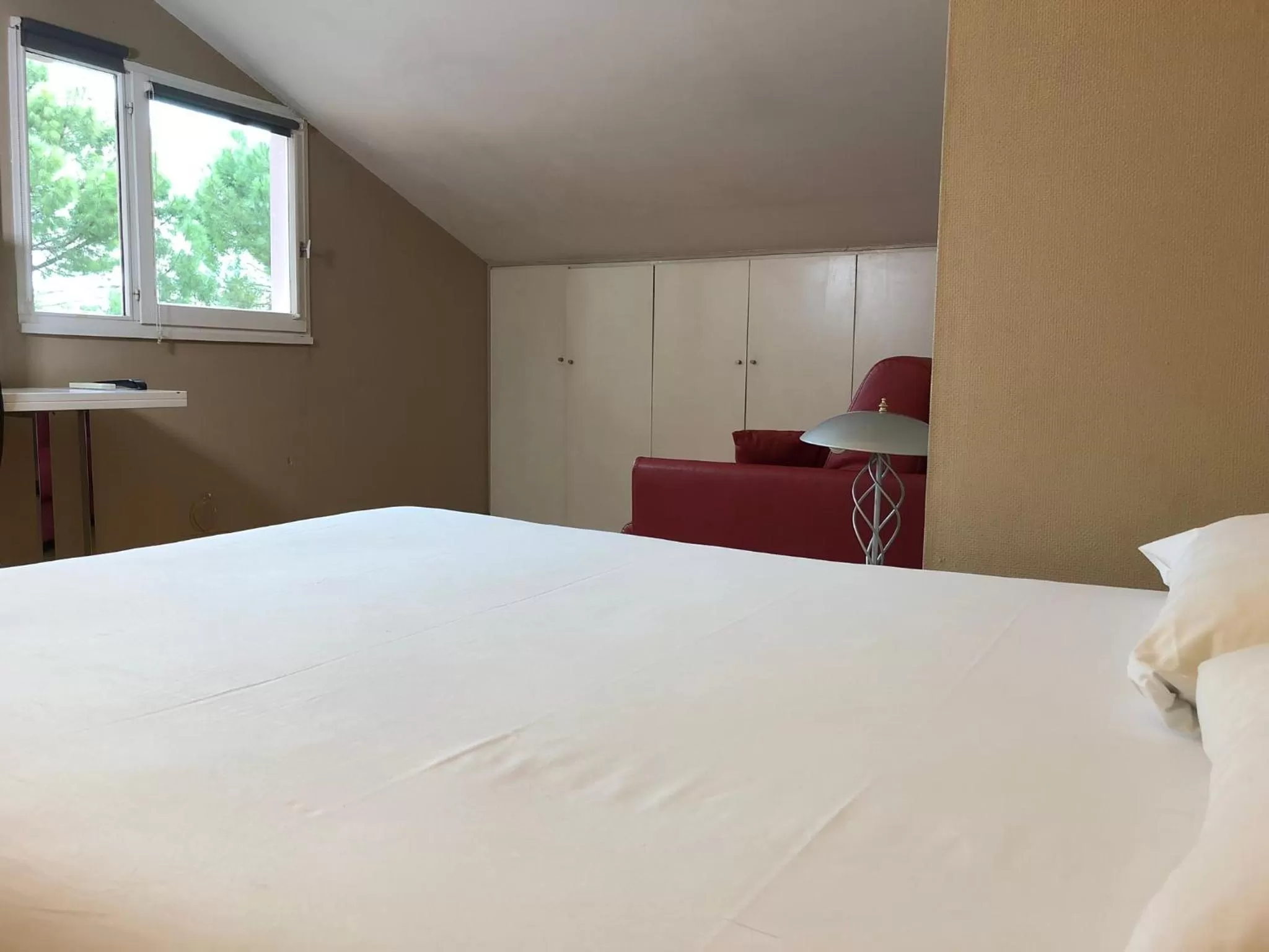 Bedroom, Bed in HALT HOTEL - Choisissez l'Hôtellerie Indépendante