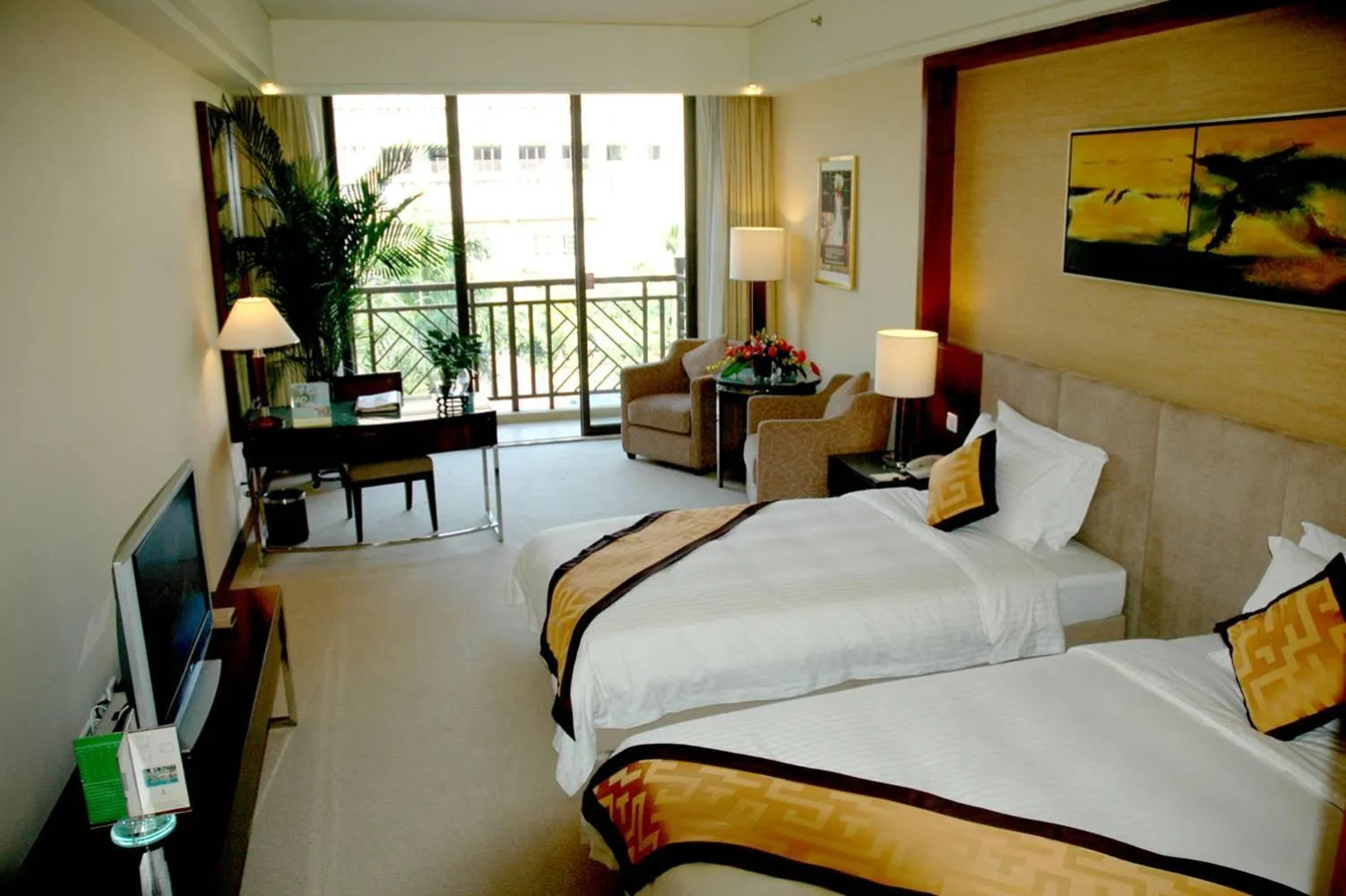 Photo of the whole room, Bed in Dongguan Richwood Garden Hotel