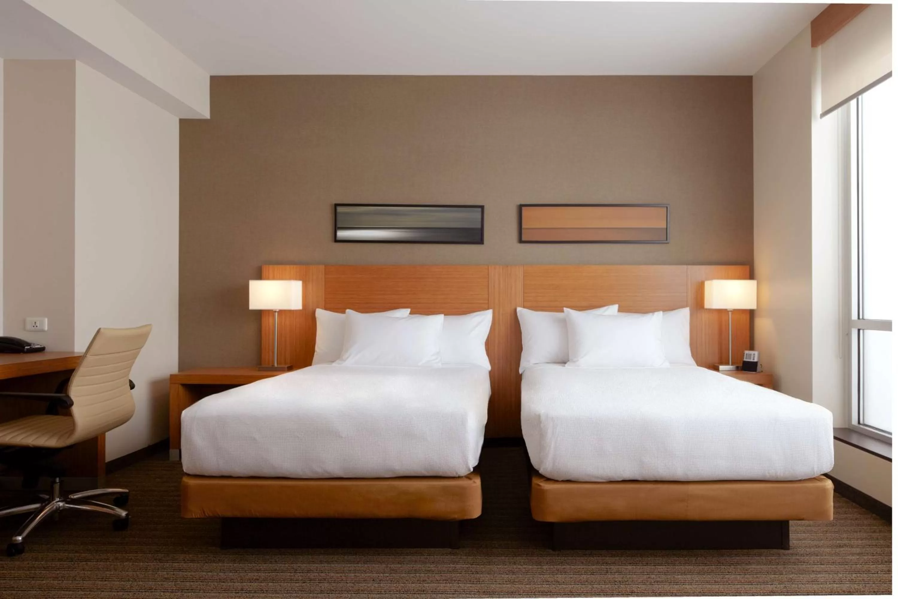 Photo of the whole room, Bed in Hyatt Place Detroit/Royal Oak