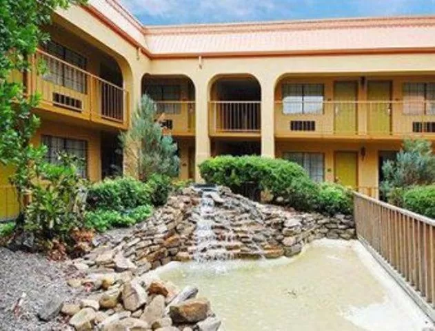 Property building in Days Inn by Wyndham Southaven MS