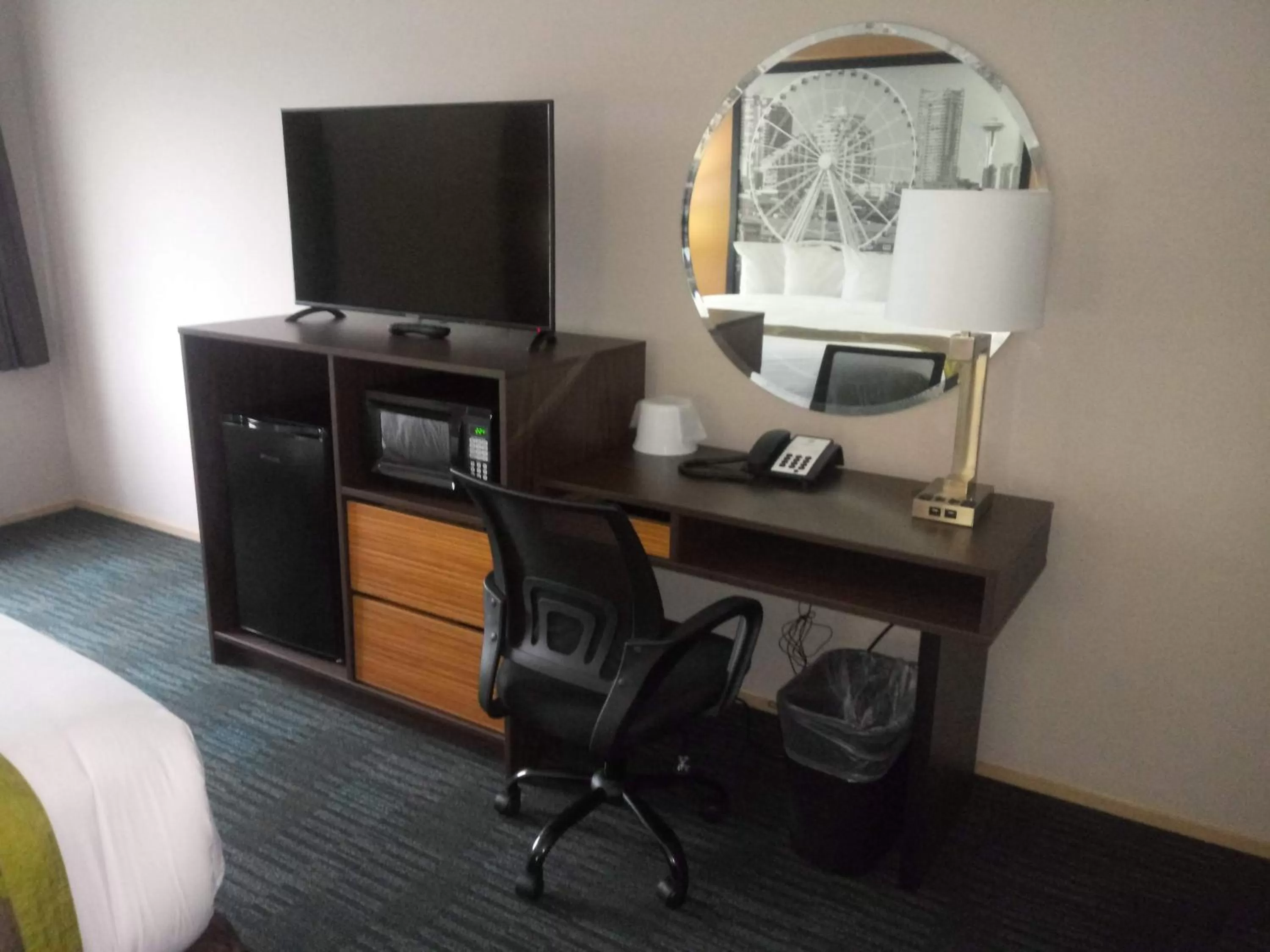 TV and multimedia in Super 8 by Wyndham Lynnwood