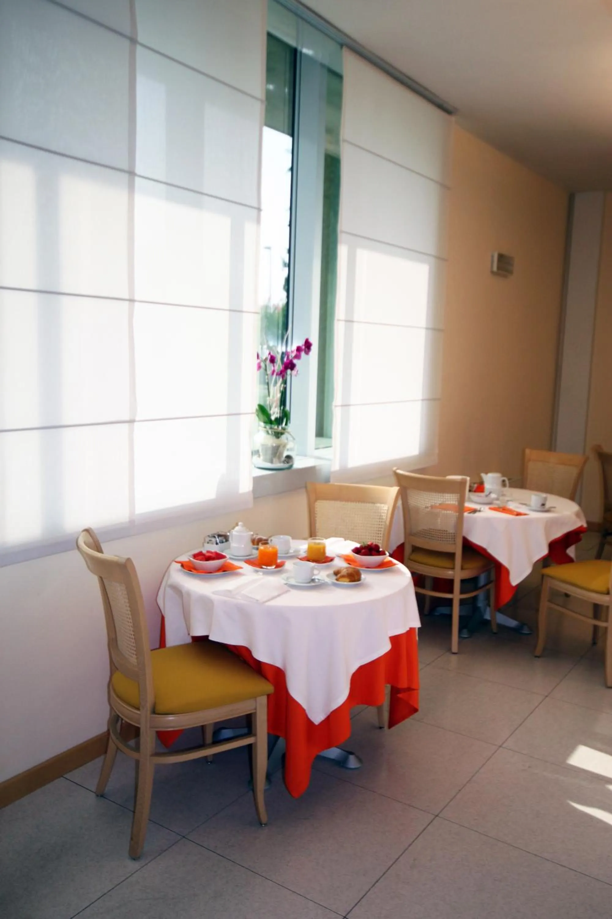 Day, Restaurant/Places to Eat in Executive Bergamo